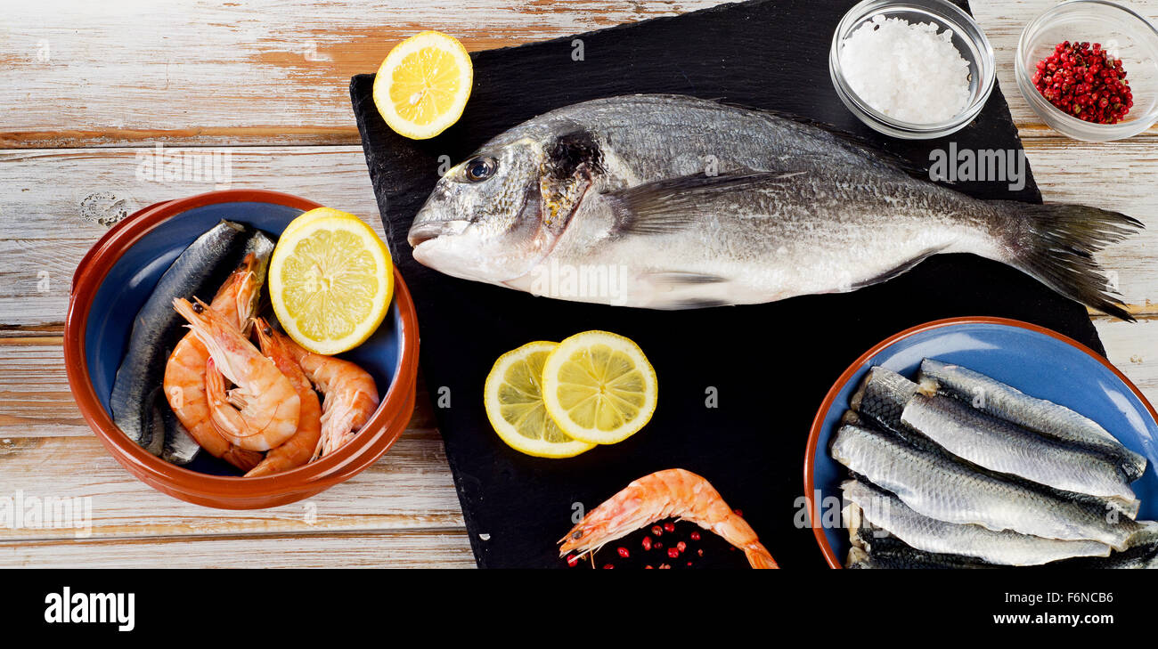 Pesce fresco con spezie , sale e gamberetti - cibo sano. Concetto di dieta. Foto Stock