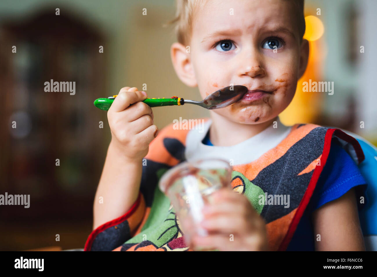 Macchie di bambino mangiare Foto Stock
