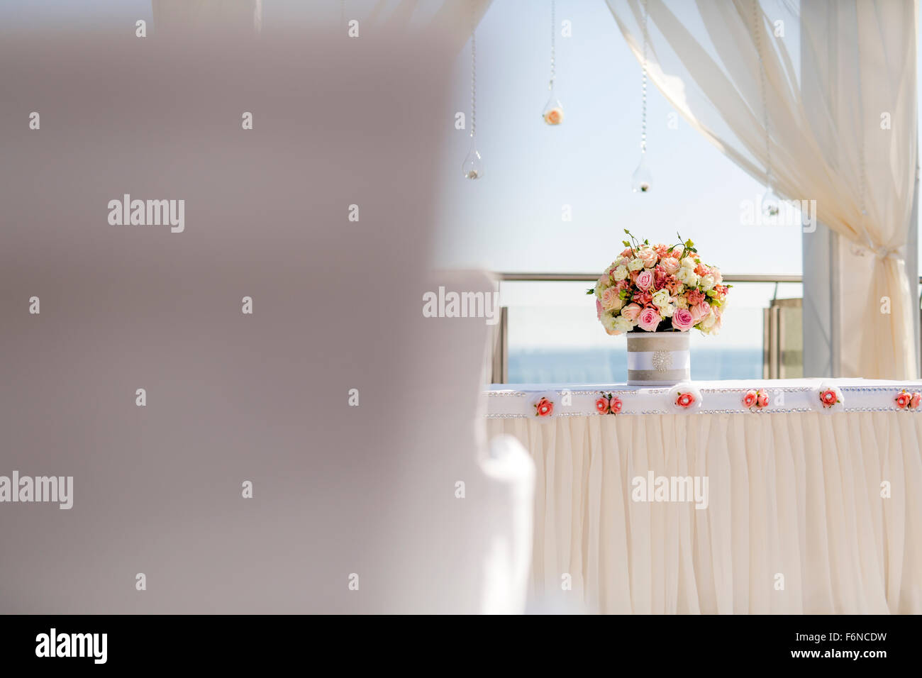 Bellissime decorazioni per matrimoni con rose e un lussuoso Impostazione tabella Foto Stock