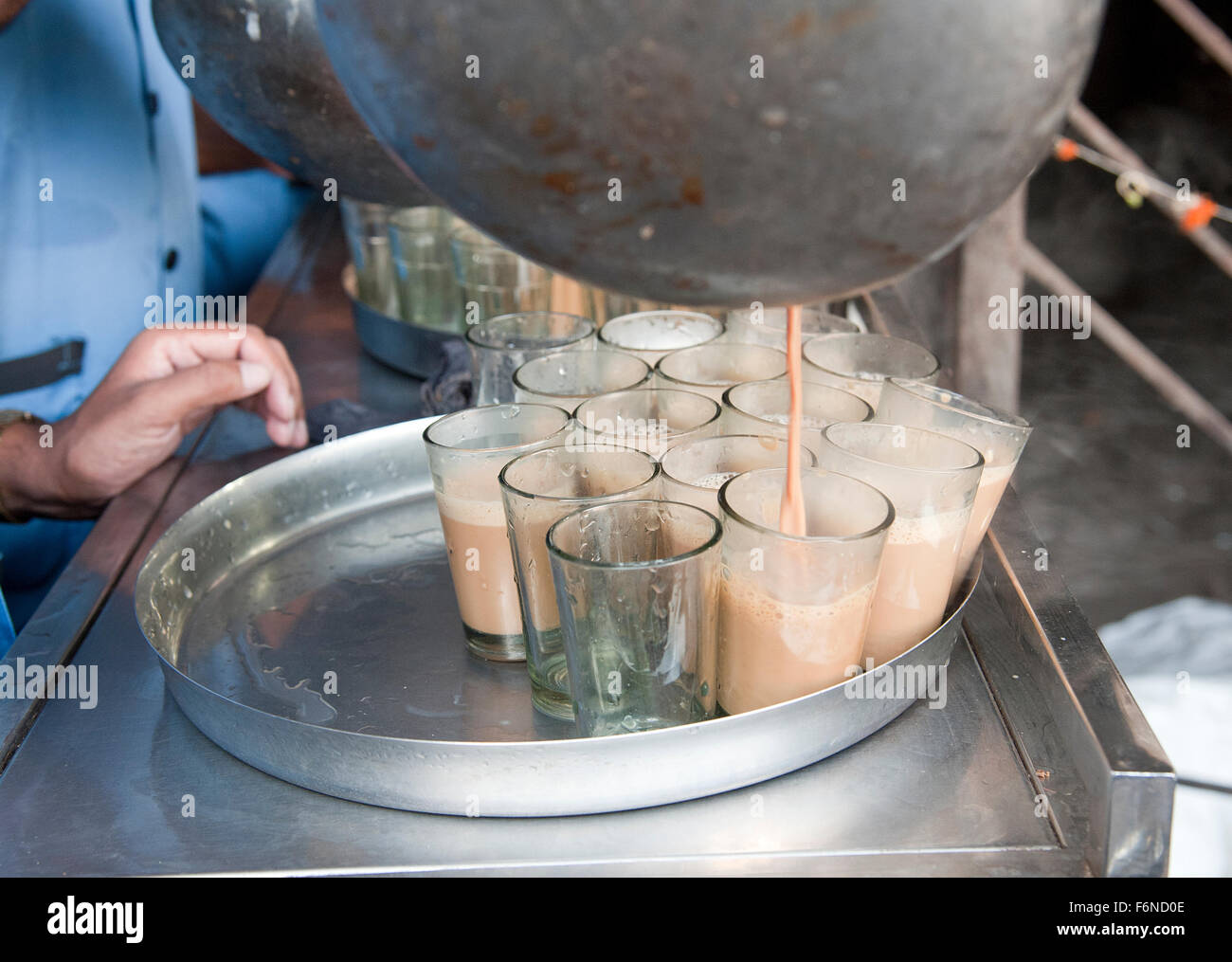 L'immagine del venditore di tè è stato preso nel mercato Crawford, Mumbai, India Foto Stock