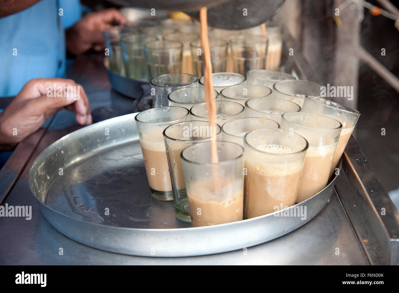 L'immagine del venditore di tè è stato preso nel mercato Crawford, Mumbai, India Foto Stock