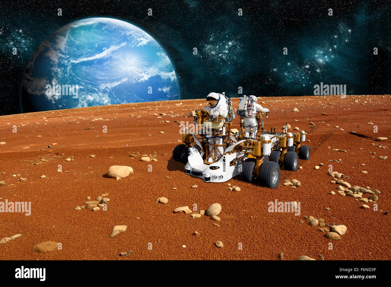Un team di astronauti esplorare una sterile luna su un rover. La luna in acqua coperte di pianeta madre sorge oltre l'orizzonte. Foto Stock