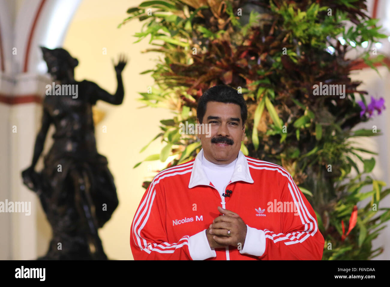 Caracas, Venezuela. 17 Nov, 2015. Foto fornite dal Venezuela assumerà la Presidenza mostra Presidente venezuelano Nicolás Maduro parlando durante il suo programma radiofonico "in contatto con Maduro' numero 47, dal Palazzo Miraflores, a Caracas, Venezuela, su nov. 17, 2015. Credito: Venezuela la Presidenza/Xinhua/Alamy Live News Foto Stock