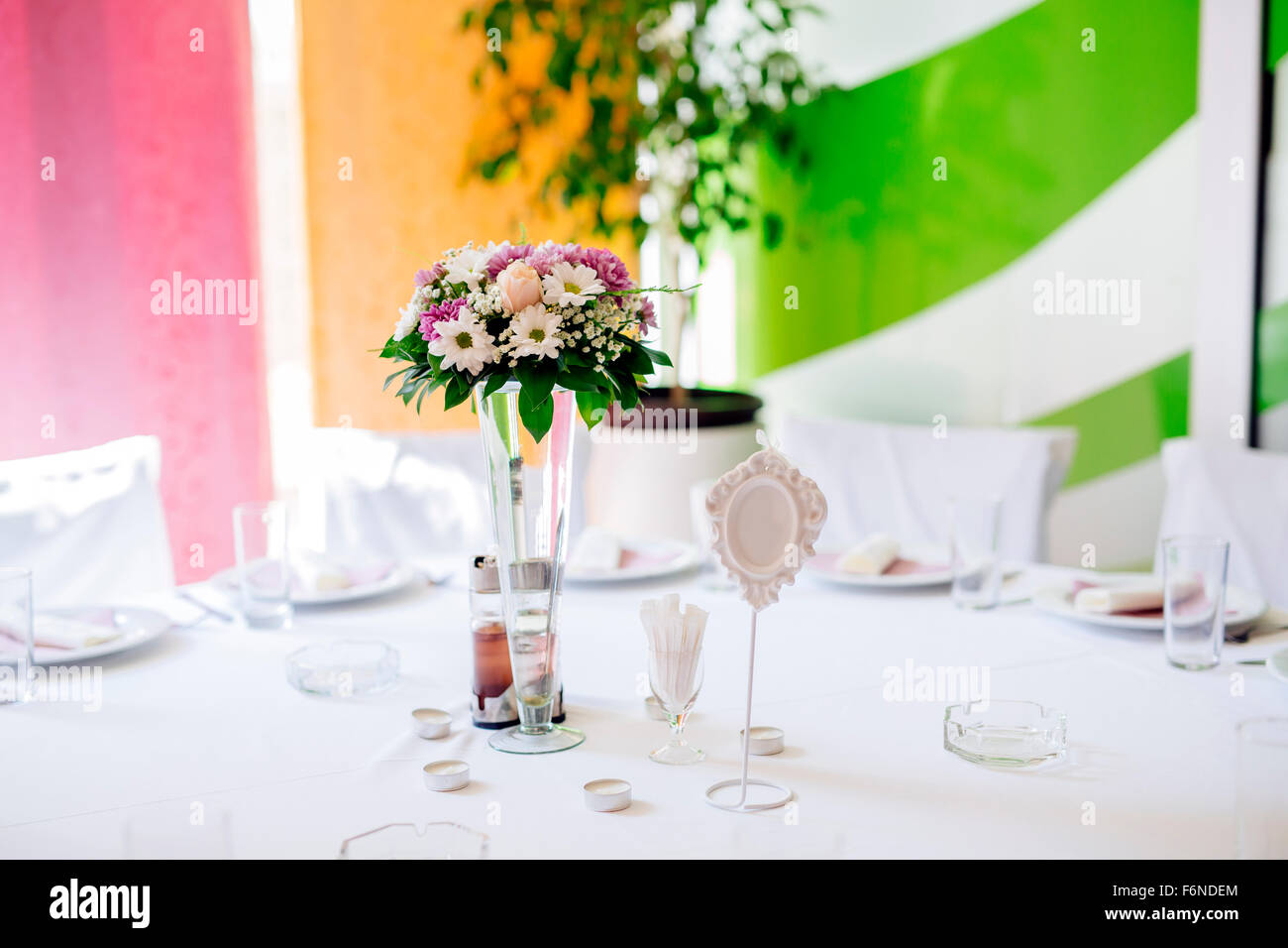 Decorazioni per matrimoni con fiori in vaso a una tabella Foto Stock