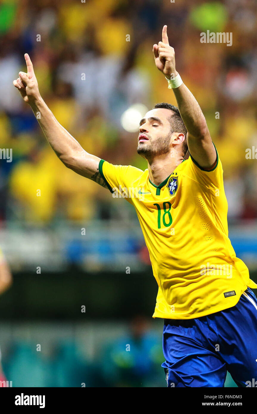 Salvador de Bahia, Brasile. 17 Nov, 2015. Il Brasile è Renato Augusto celebra dopo rigature durante il 2018 la Russia World Cup Match di qualificazione contro il Perù nella città di Salvador de Bahia, Brasile, nov. 17, 2015. Il Perù ha perso 0-3. Credito: Vanessa Carvalho/Brasile Photo Press/AGENCIA ESTADO/Xinhua/Alamy Live News Foto Stock