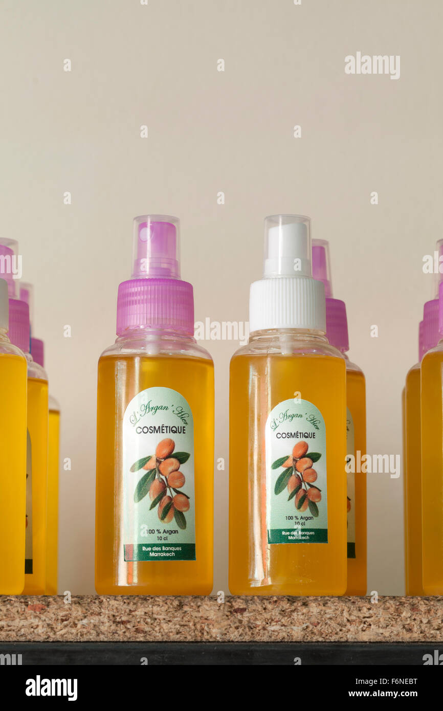 Olio di Argan, utilizzabile come cosmetico, la medicina e l'olio da cucina, Marocco Foto Stock