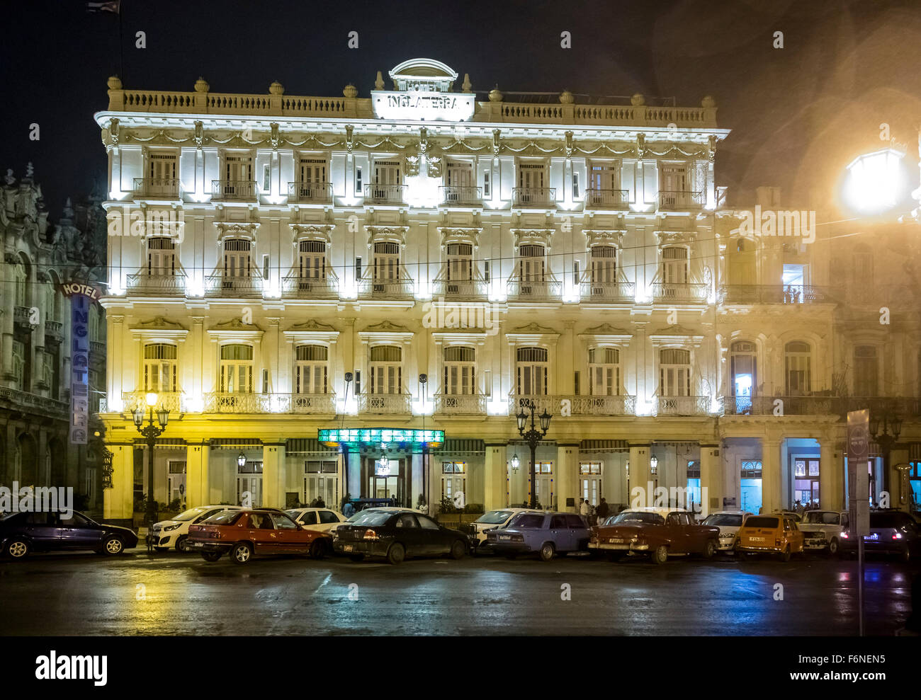 L'Hotel Inglaterra durante la notte, sotto la pioggia di Havana, Cuba, Nord America, Caraibi, Havana Foto Stock