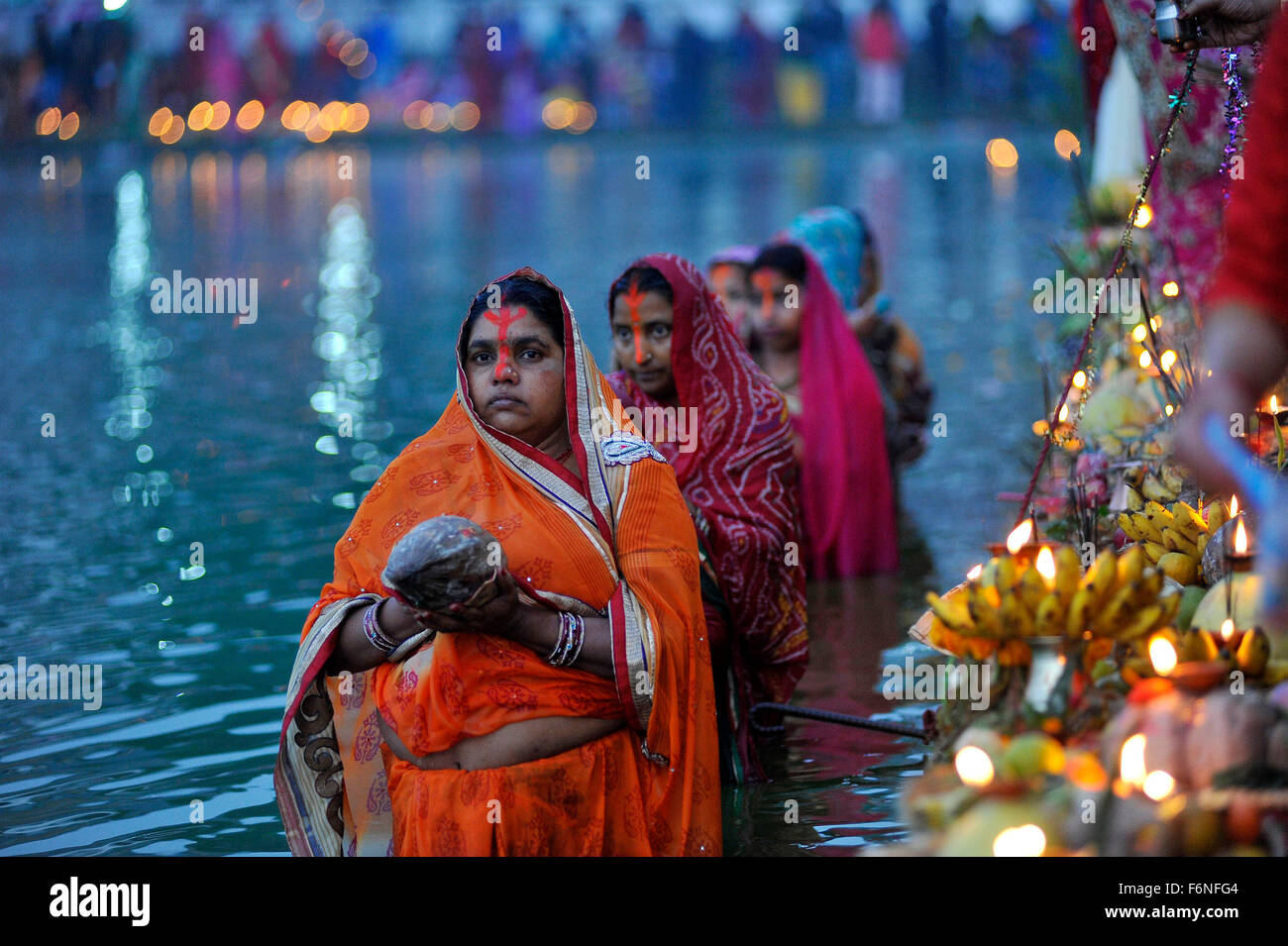 Kathmandu, Nepal. Xviii Nov, 2015. Devoti nepalese tuffo nel laghetto e vi aspetta per il Rising Sun al quarto giorno di Chhath Puja Festival. Chhath Puja Festival, il culto del dio Sole, è comune in Nepal Terai della regione ed è celebrata in Kathmandu nonché dal Terai europee e in India. Il culto deve essere basata su uno stagno, un fiume o una qualsiasi fonte d'acqua, come per la tradizione religiosa. Credito: Narayan Maharjan/Pacific Press/Alamy Live News Foto Stock