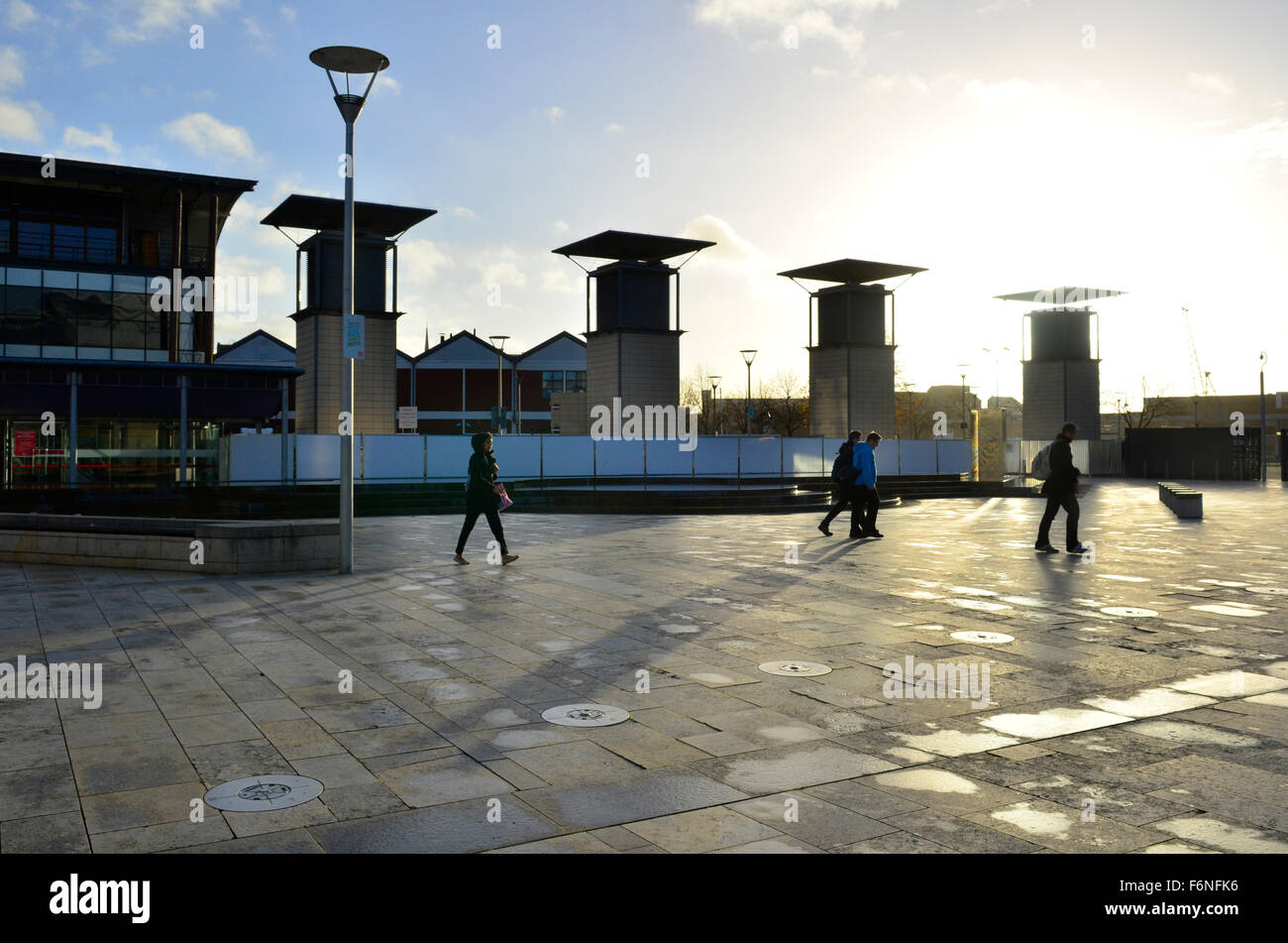 Bristol, Regno Unito. Xviii Nov, 2015. Regno Unito Meteo, Bristol Millennium Square in una fredda e la mattina di sole. Nitido e chiaro in Bristol dopo tempesta Barney spazza il Regno Unito. Credito: Robert Timoney/Alamy Live News Foto Stock