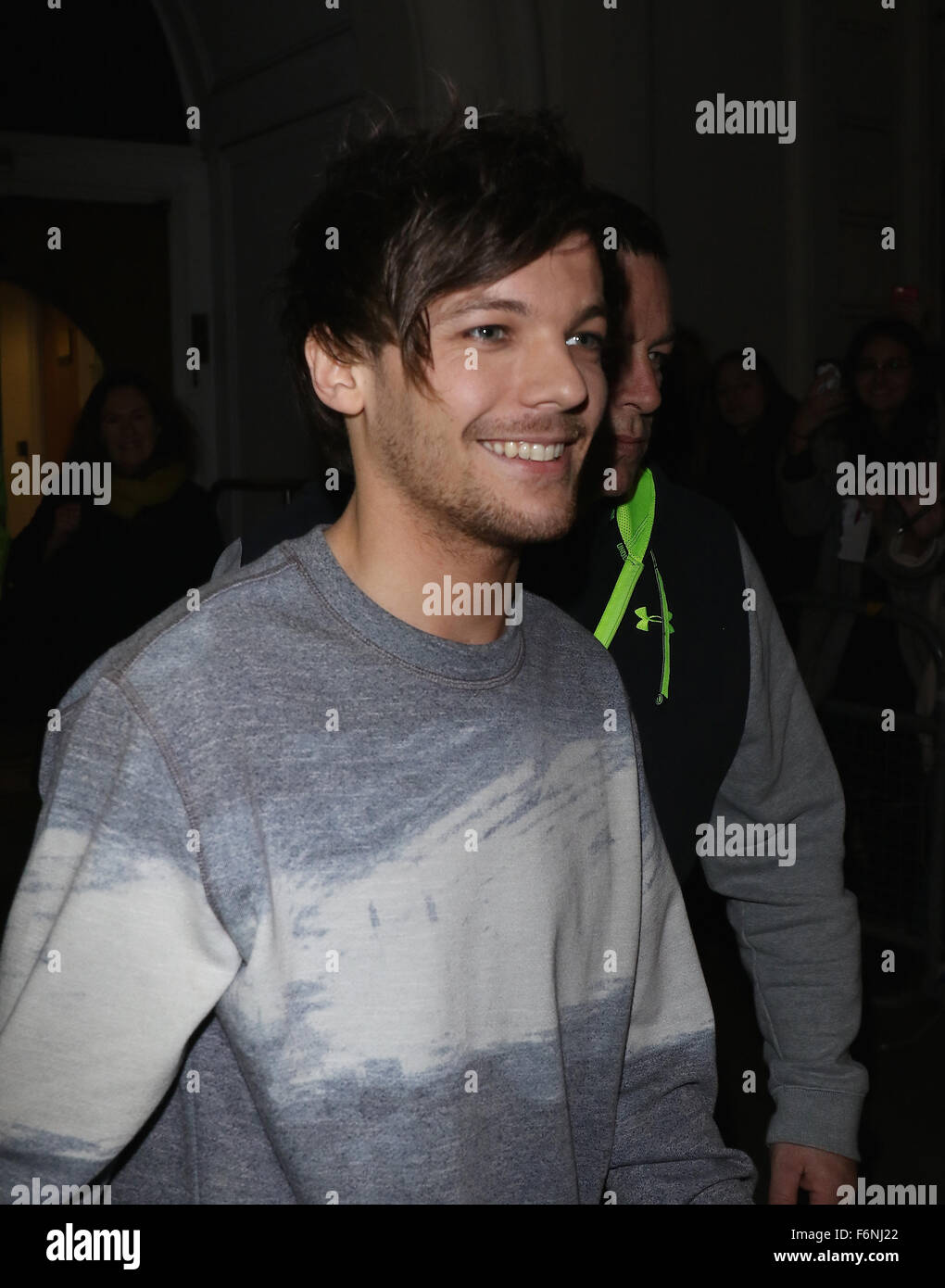 Londra, UK, 12 Nov 2015: Louis Tomlinson di una direzione visto alla BBC Maida Vale Studios dopo il Live Lounge a Londra Foto Stock