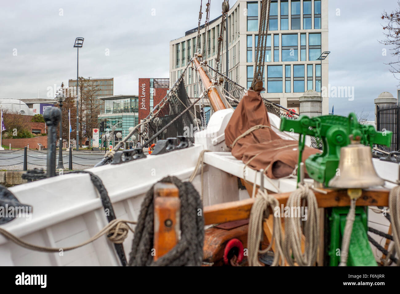 Archetto di Tall Ship, mostrando il bompresso, funi e una campana, Liverpool One Shopping Centre in background Foto Stock