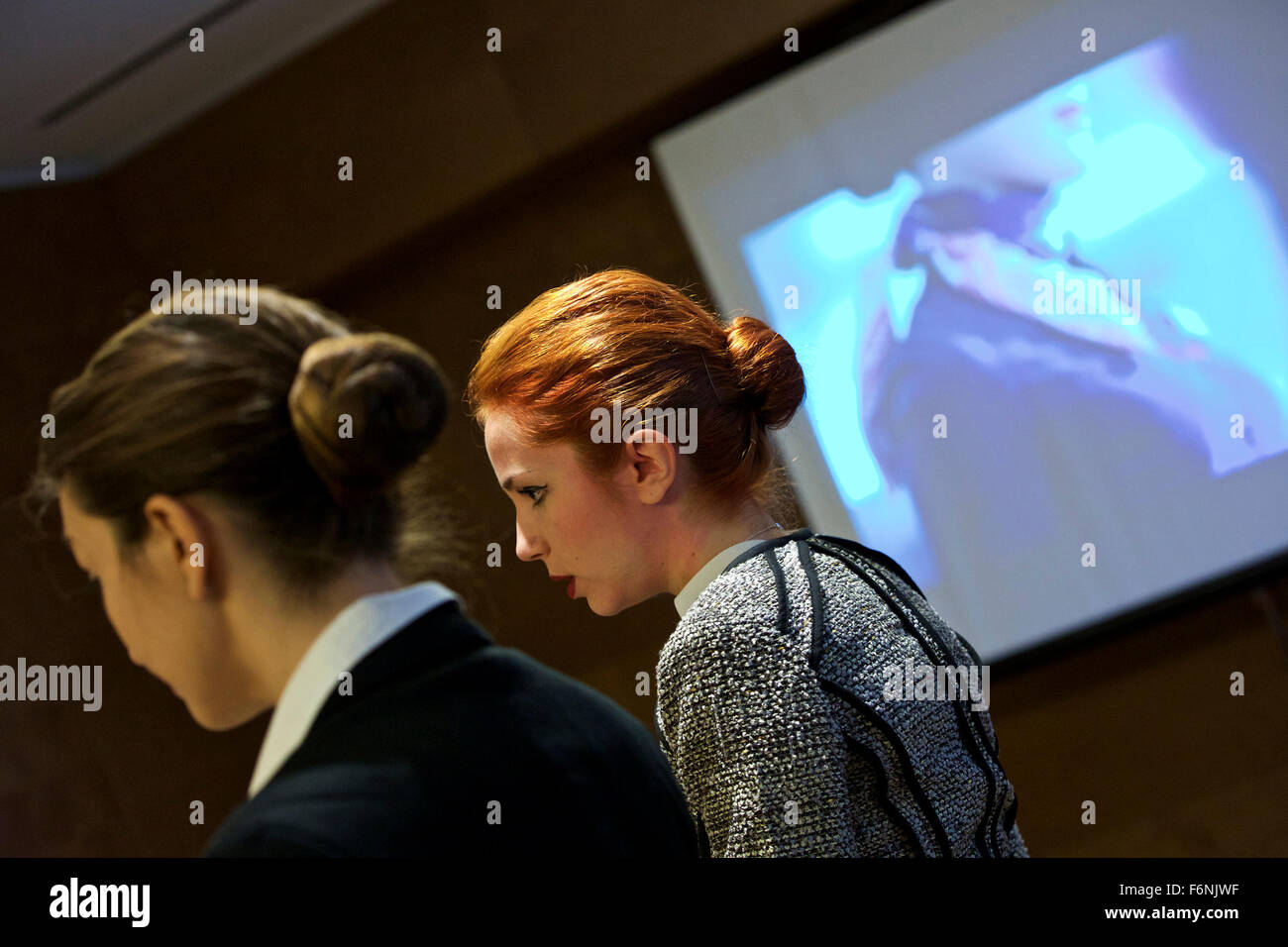 Roma, Italia. 17 Nov, 2015. Un richiedente risponde a una domanda durante un evento di assunzione detenuti dal vettore cinese China Eastern Airlines, a Roma, Italia, nov. 17, 2015. Vettore cinese China Eastern Airlines martedì ha tenuto il suo primo evento di reclutamento in Roma, sperando di fornire un migliore servizio al cliente sul suo percorso Rome-Shanghai italiana con gli assistenti di volo. © Jin Yu/Xinhua/Alamy Live News Foto Stock