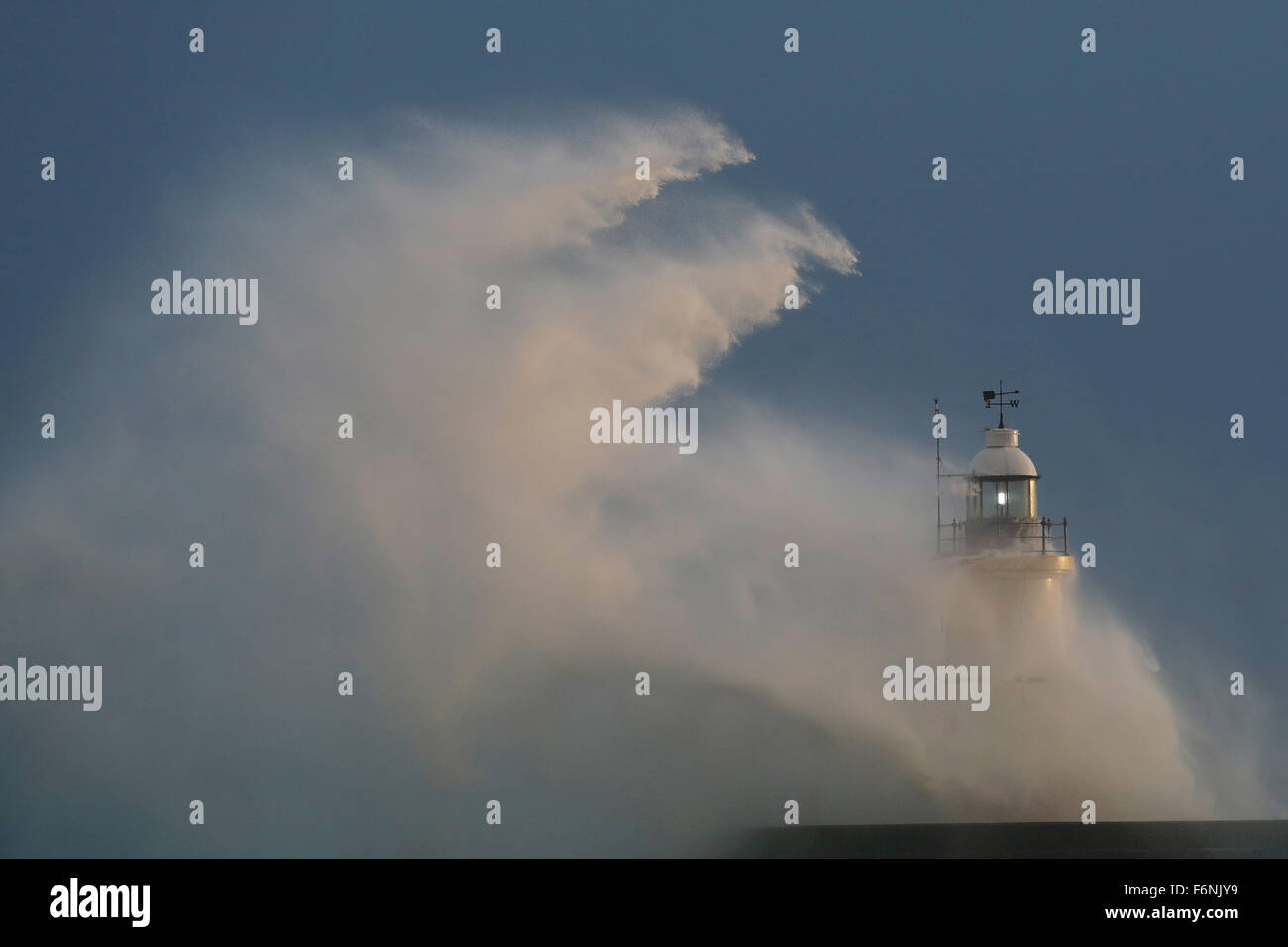 Newhaven, Sussex, Regno Unito. 17 Nov, 2015. Presenza di raffiche di vento di tempesta Barney causare enormi ondate di crash oltre il faro di Newhaven in East Sussex, nel Regno Unito, martedì 17 novembre, 2015. Parti della Gran Bretagna meridionale erano soggette ad un giallo di avvertimento meteo dal Met Office per la presenza di raffiche di vento fino a 80 miglia all'ora. Barney è solo la seconda tempesta per essere chiamato. Credito: Luca MacGregor/Alamy Live News Foto Stock