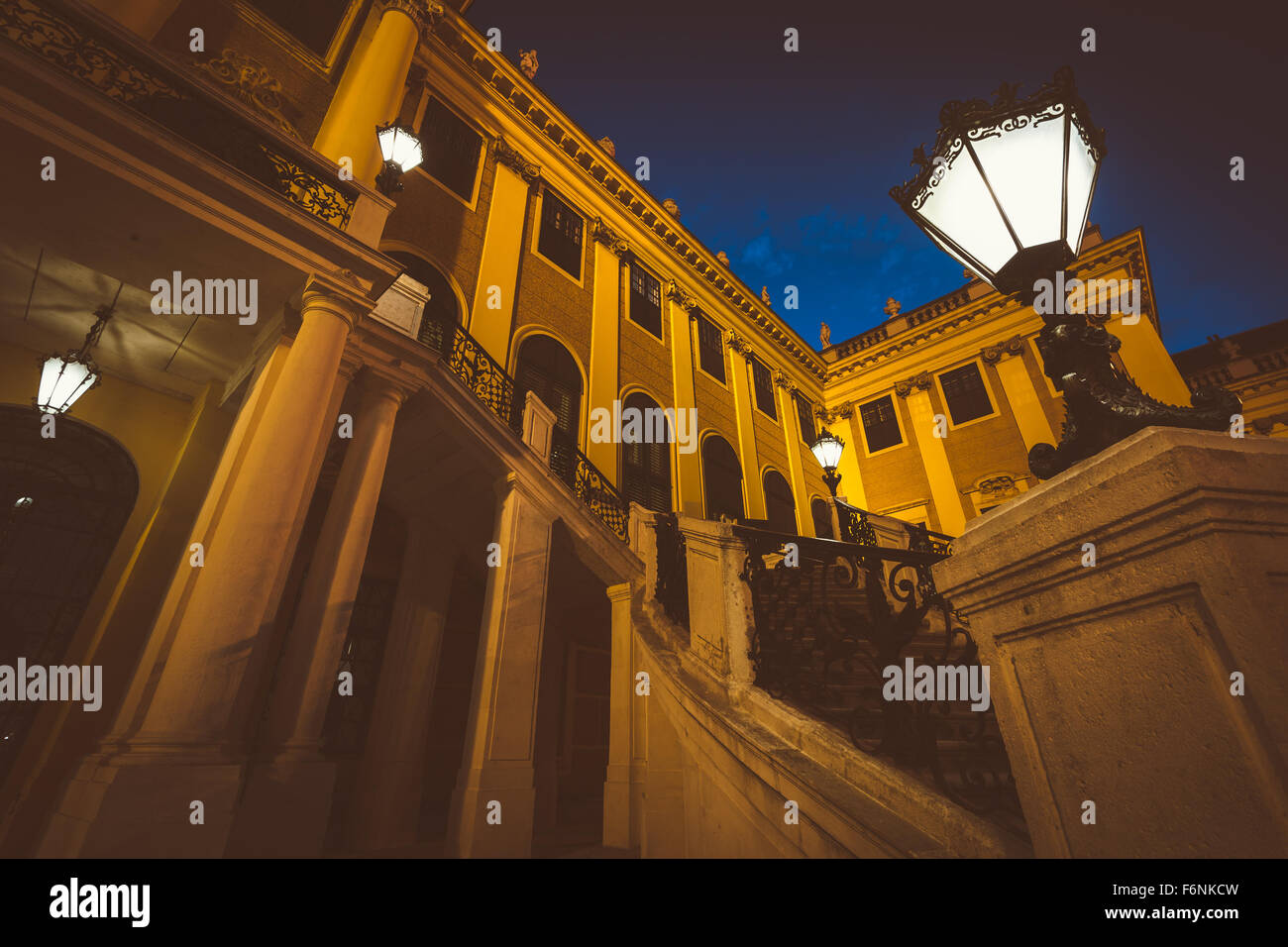 Il Palazzo di Schönbrunn a notte, a Vienna, Austria. Foto Stock