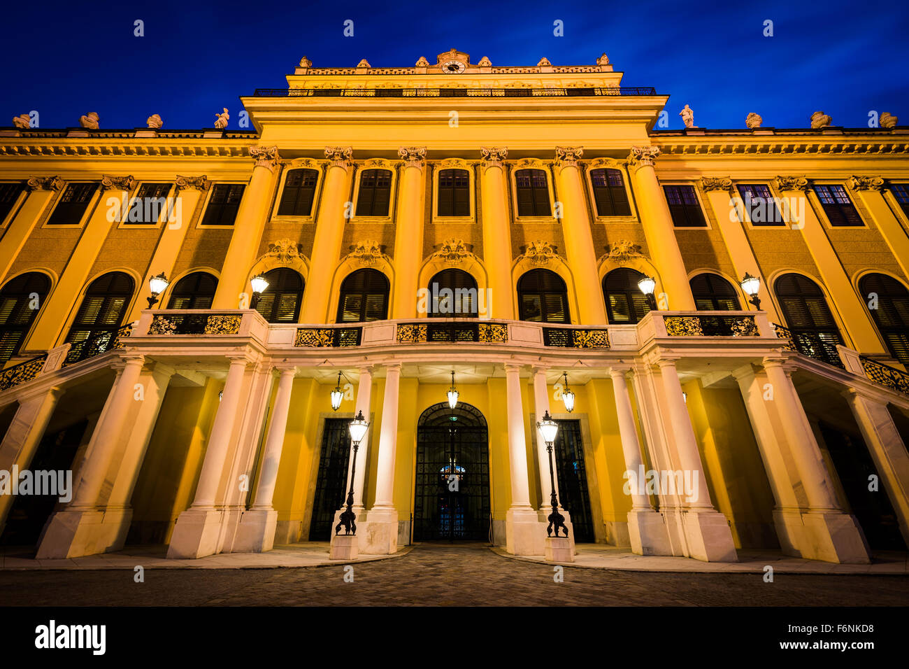 Il Palazzo di Schönbrunn a notte, a Vienna, Austria. Foto Stock