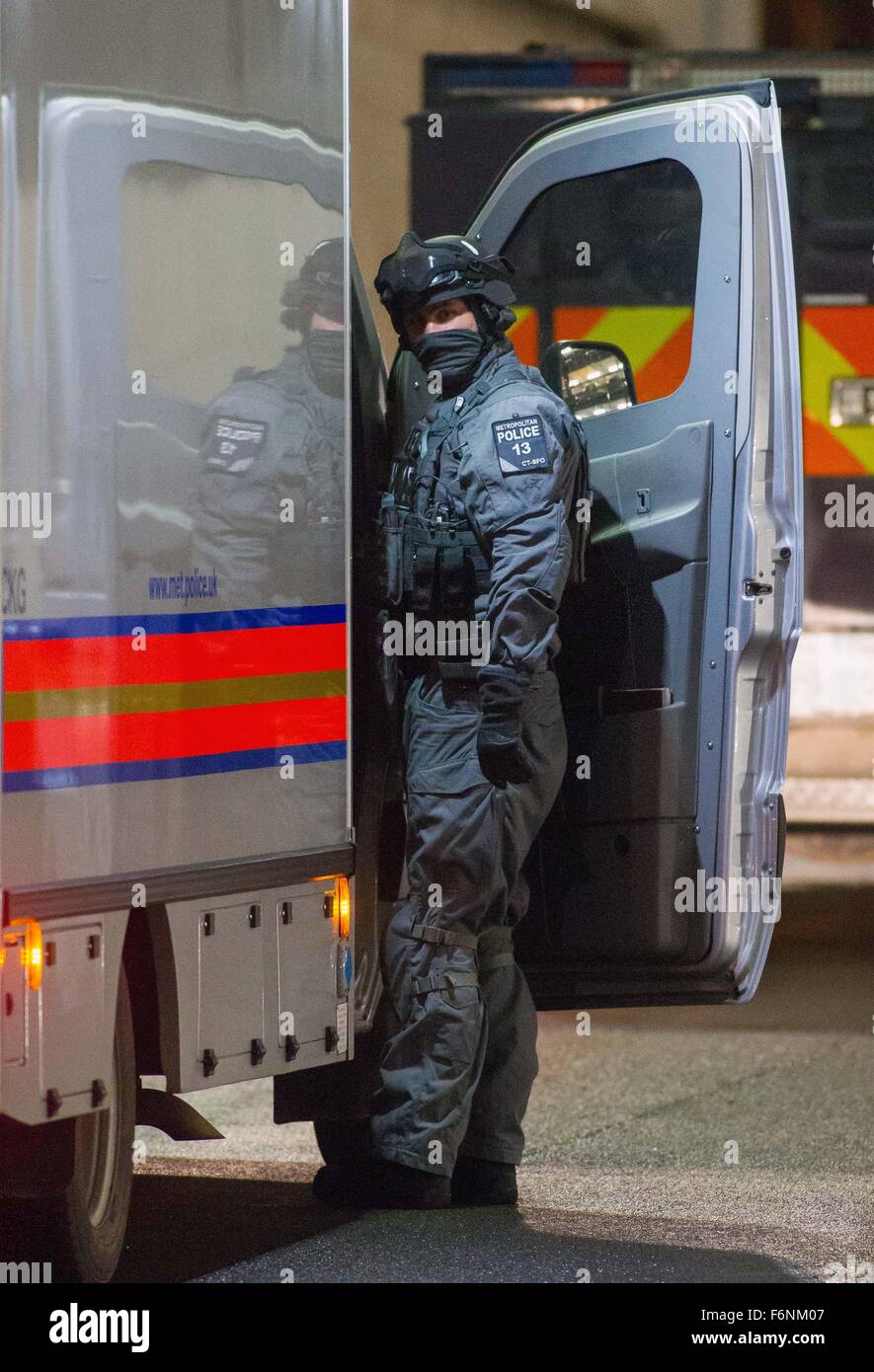 Metropolitan armati ha incontrato la polizia al di fuori lo stadio di Wembley, Londra, Gran Bretagna. Foto Stock
