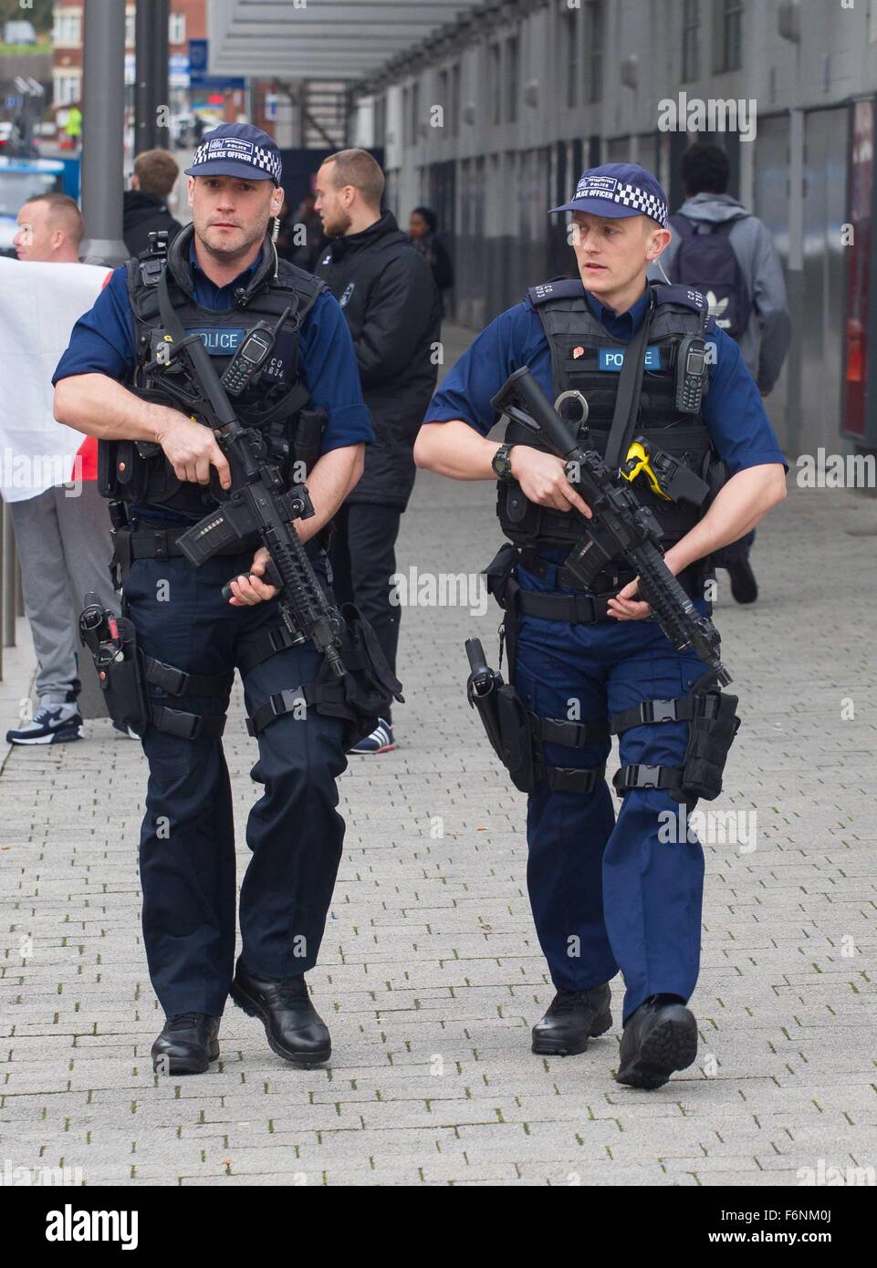 Metropolitan armati ha incontrato la polizia al di fuori lo stadio di Wembley, Londra, Gran Bretagna. Foto Stock