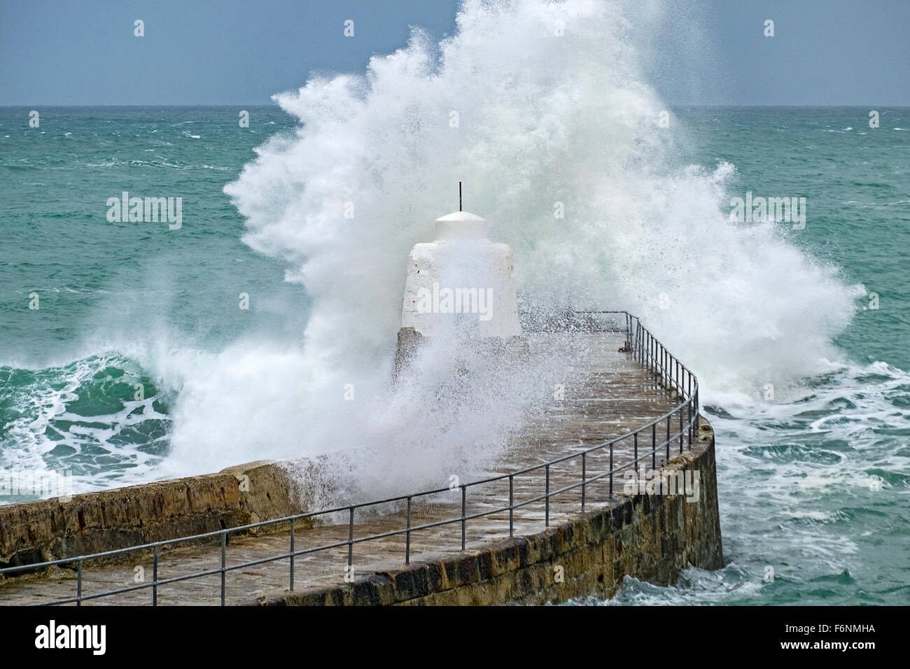 Portreath, Cornwall, Regno Unito. Il 18 novembre 2016. Regno Unito meteo. L'estremità di coda di tempesta " Barney " indugia su in Cornwall, Regno Unito, come questa mattina gale force venti e alto mare crash contro il molo vecchio in Portreath, Cornwall, Regno Unito. foto Kevin Britland/Alamy Live News Foto Stock