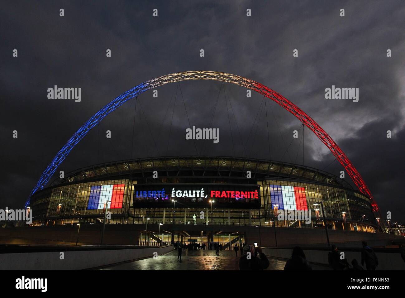 Wembley Stadium Arco illuminato blu, bianco e rosso, i colori del tricolore Foto Stock