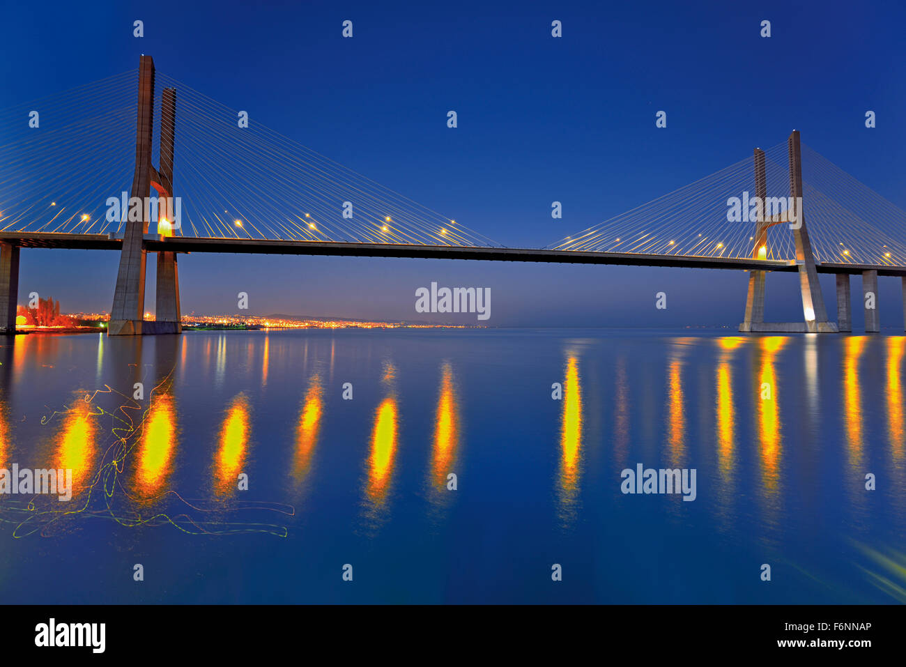 Portogallo: vista notturna del ponte Vasco da Gama oltre il fiume Tago Foto Stock