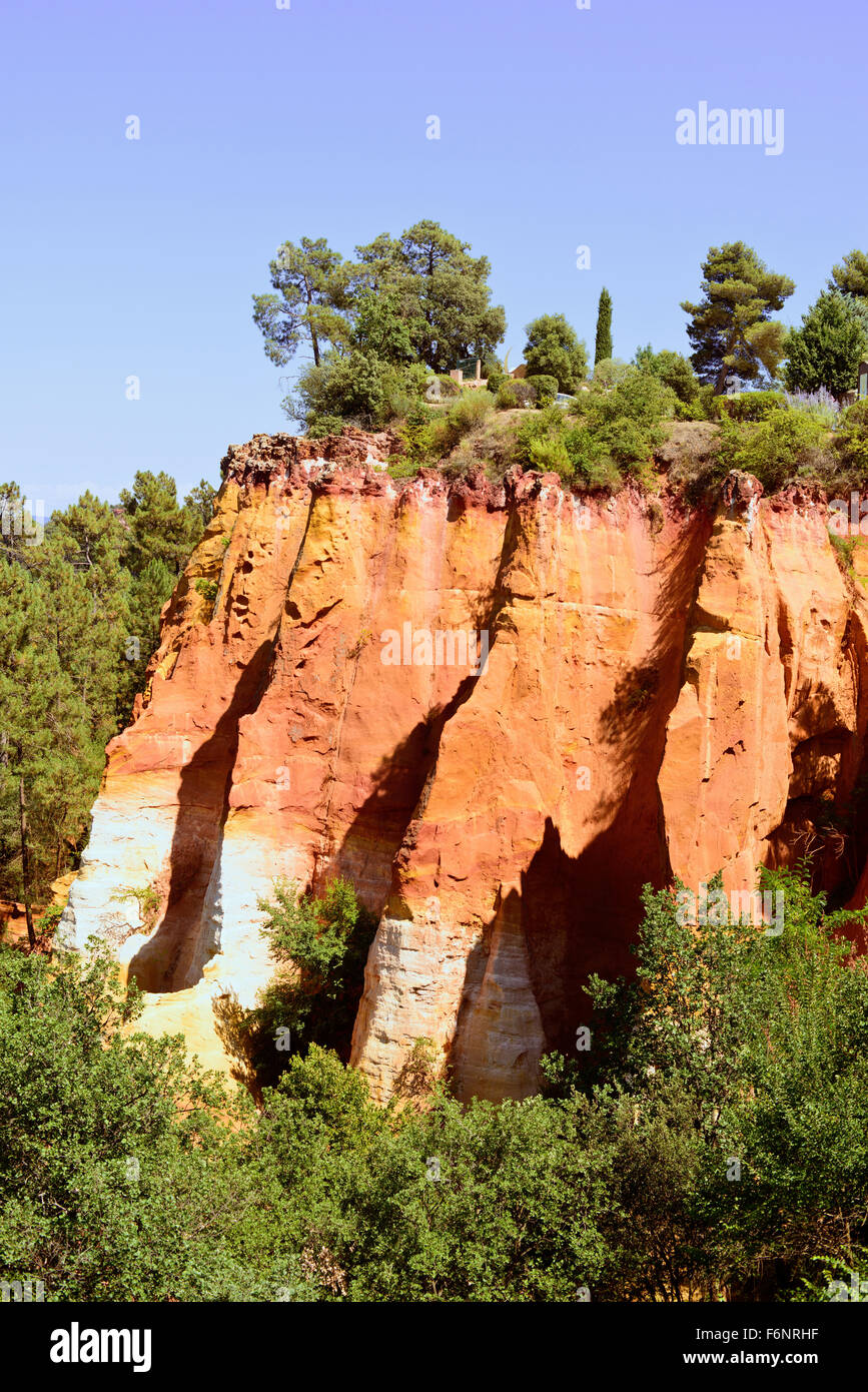 Les Ocres du Roussillon, ochrers red rock formazione vicino sentiero entrata. Il Luberon Parco Naturale Regionale, Provenza Costa Azzurra, F Foto Stock
