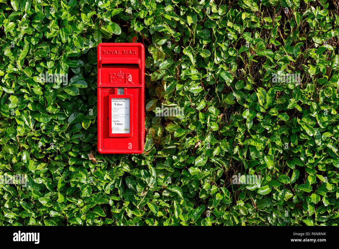 Un rosso Royal Mail casella postale è raffigurato in Chippenham,Wiltshire. Foto Stock