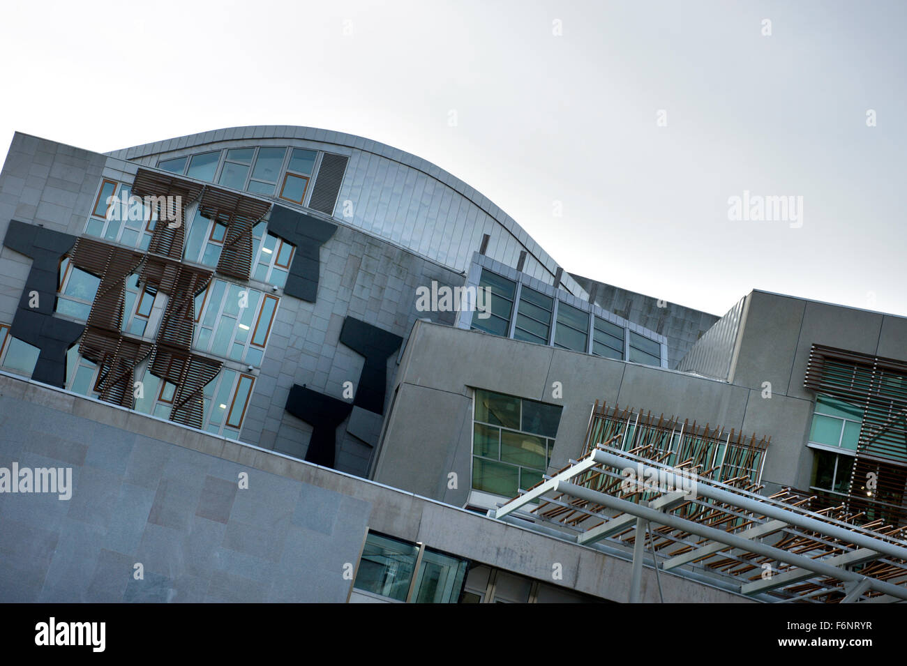 Architetto Enric Miralles' edificio del parlamento scozzese di Edimburgo Holyrood. Aperto il 9 ottobre 2004 e costo di £ 414 milioni di Foto Stock