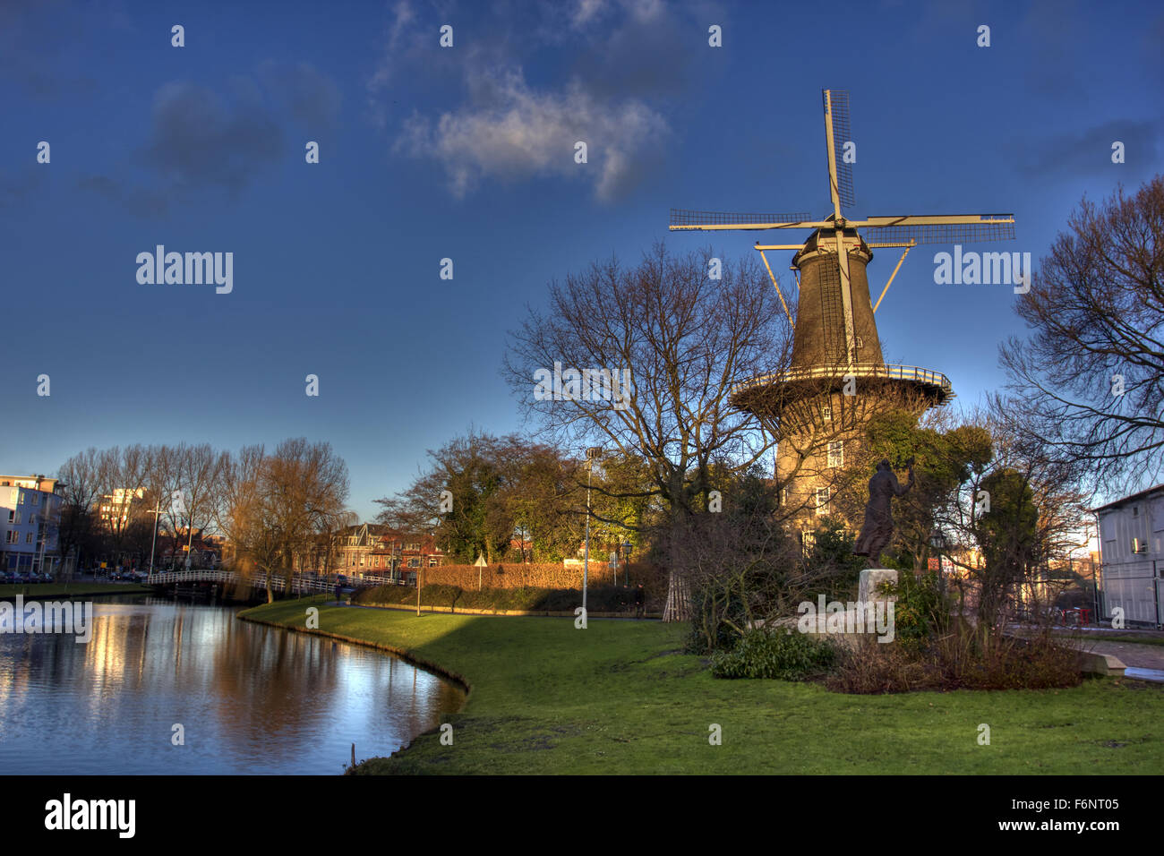 Mulino a vento nella parte della luce del sole in Leiden Foto Stock