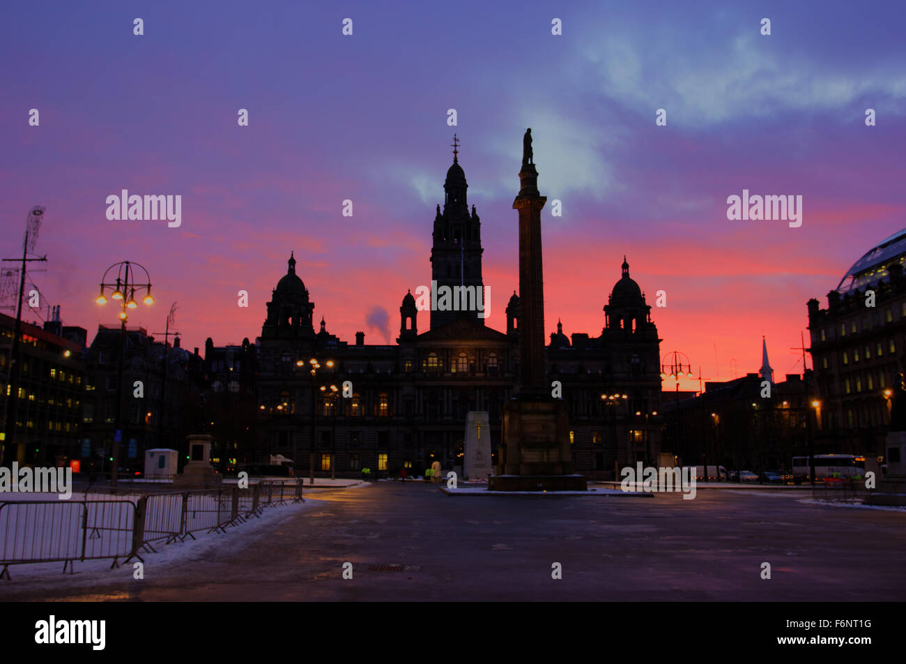 George Square durante la bassa luce in Glasgow Foto Stock
