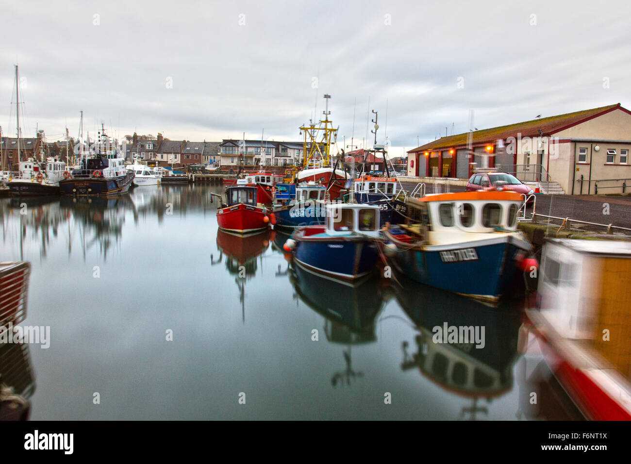 Una lunga esposizione di Arbroath porto con barche da pesca blur Foto Stock