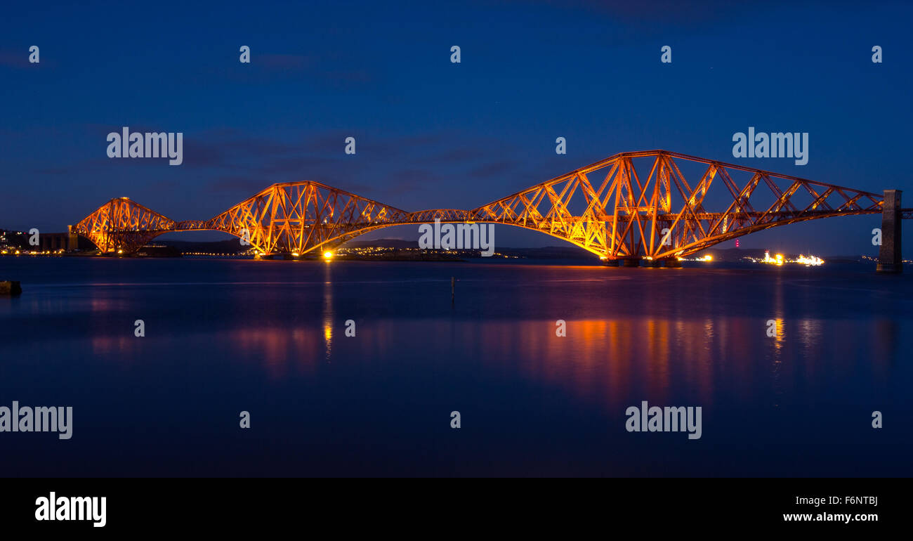 Ponte di Forth Rail di notte mare calmo Foto Stock