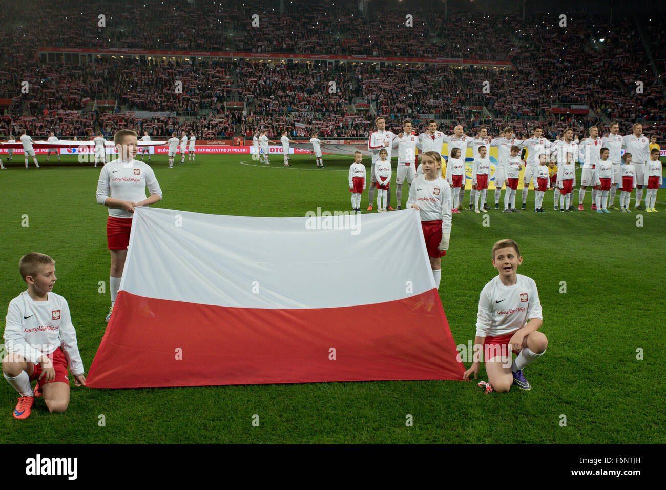 Wroclaw, Polonia. 17 Novembre, 2015. Calcio internazionale amichevole: Polonia v Repubblica Ceca. Bandiera e la squadra di Polonia prima corrispondono a credito: Piotr Dziurman/Alamy Live News Foto Stock