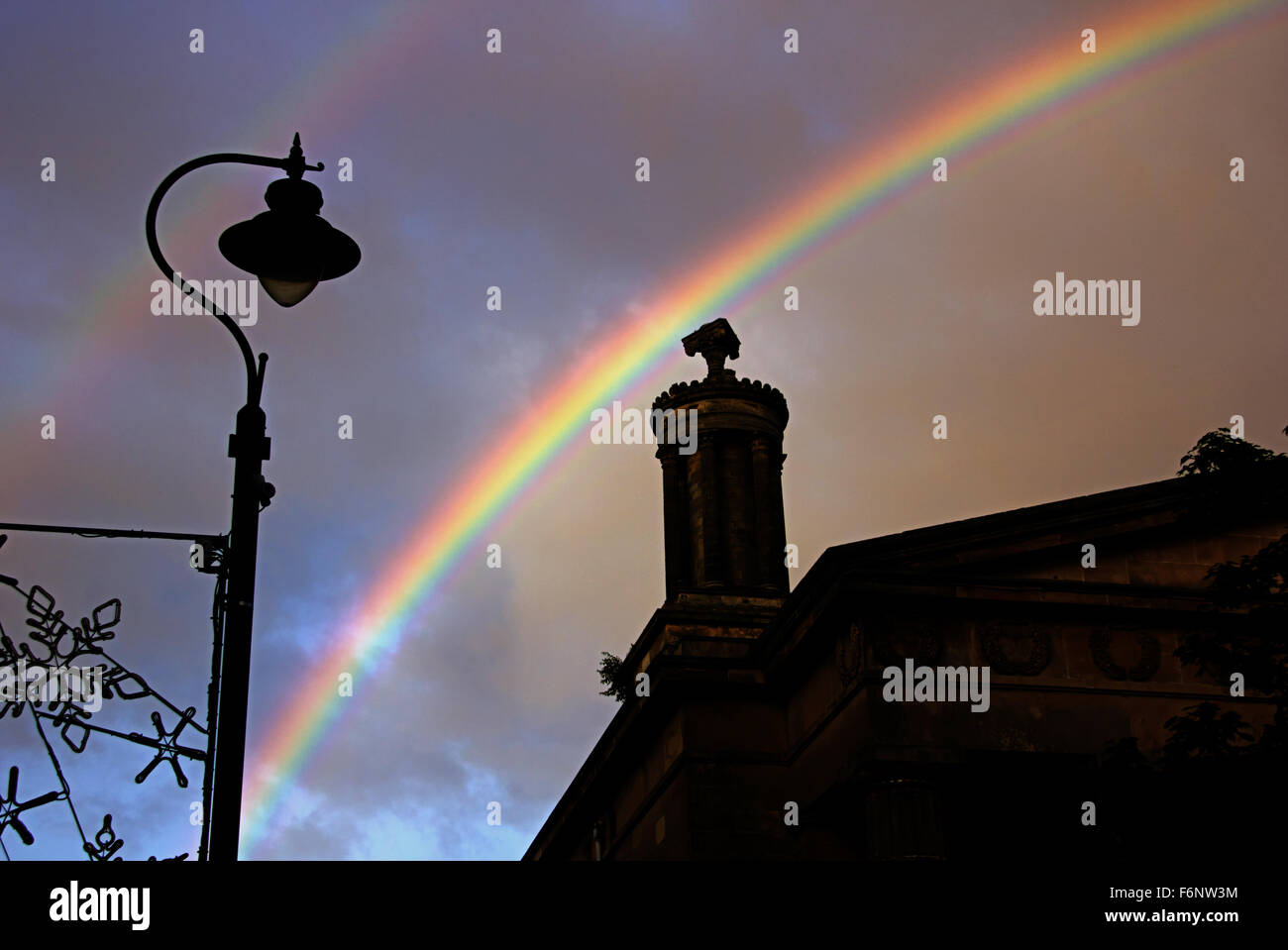 Rainbow dietro un lampione e la guglia Foto Stock