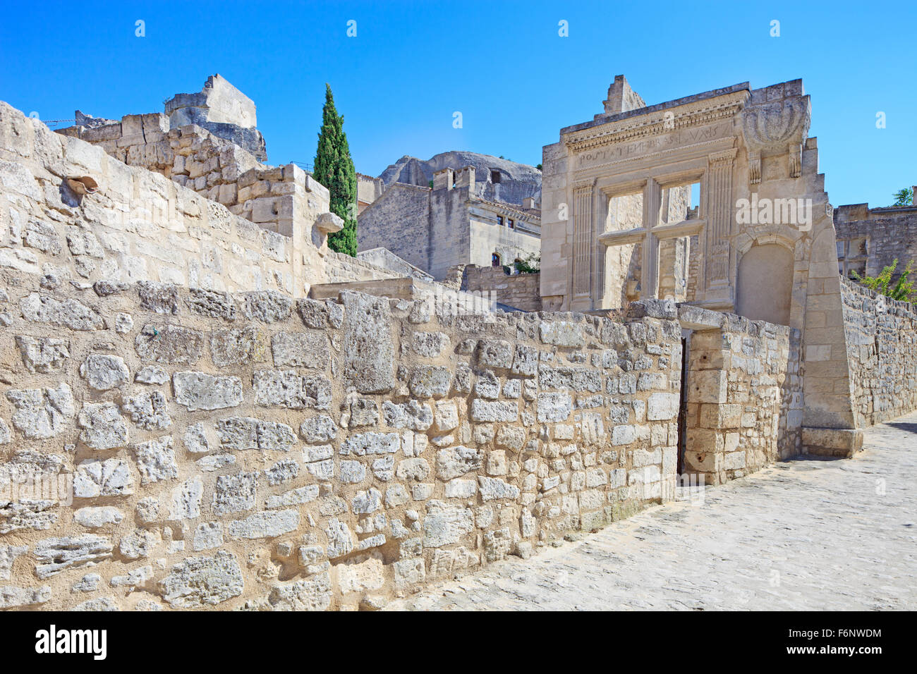 Les Baux de Provence antico borgo, il vecchio muro di pietra e rovine su una strada. In Francia, in Europa. Foto Stock