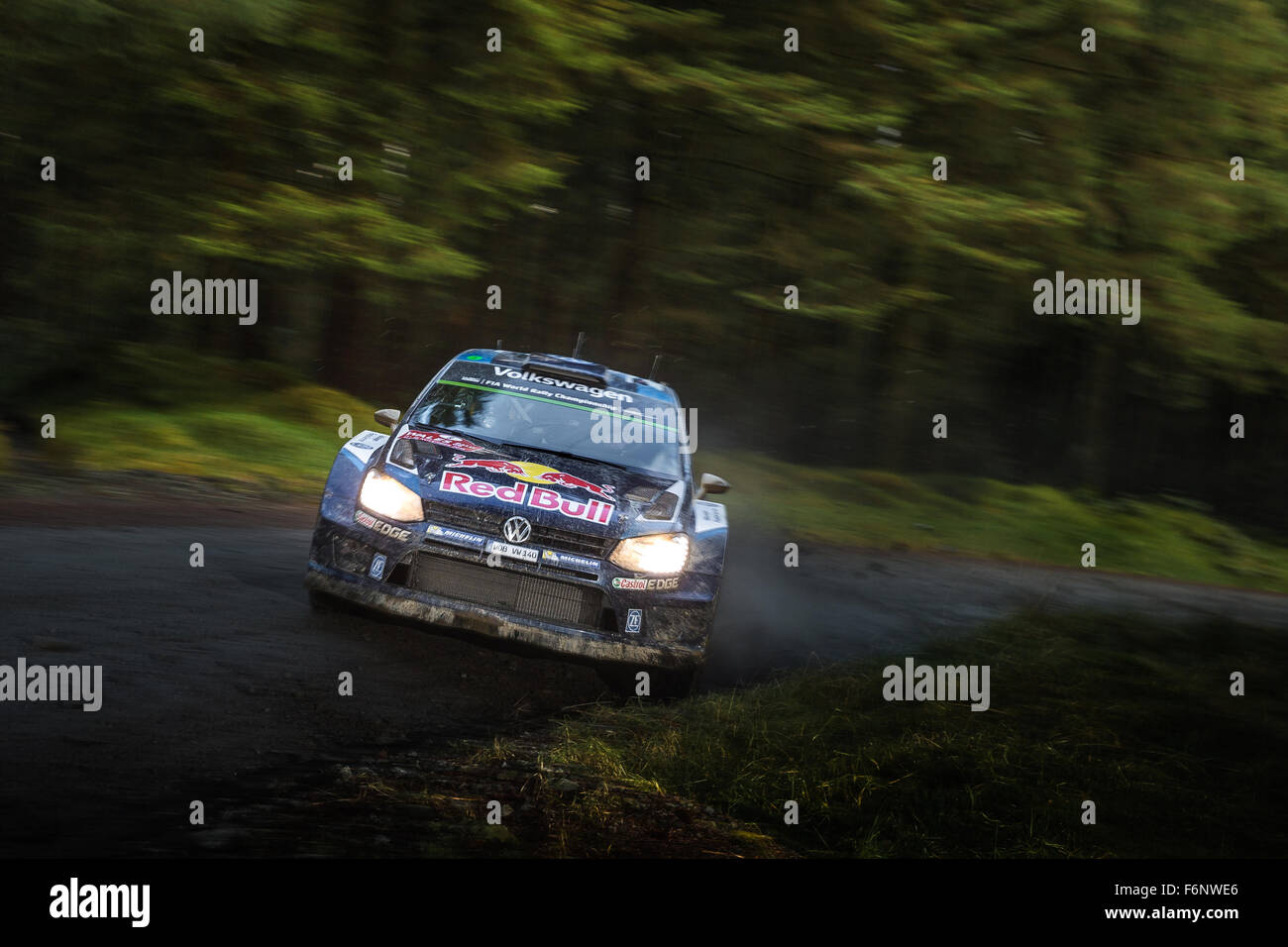 Andreas Mikkelsen e Ola Fløene sulla SS3 Myherin, Rally Galles GB 2015, WRC. 09 Volkswagen Motorsport, Polo R WRC, azione Foto Stock