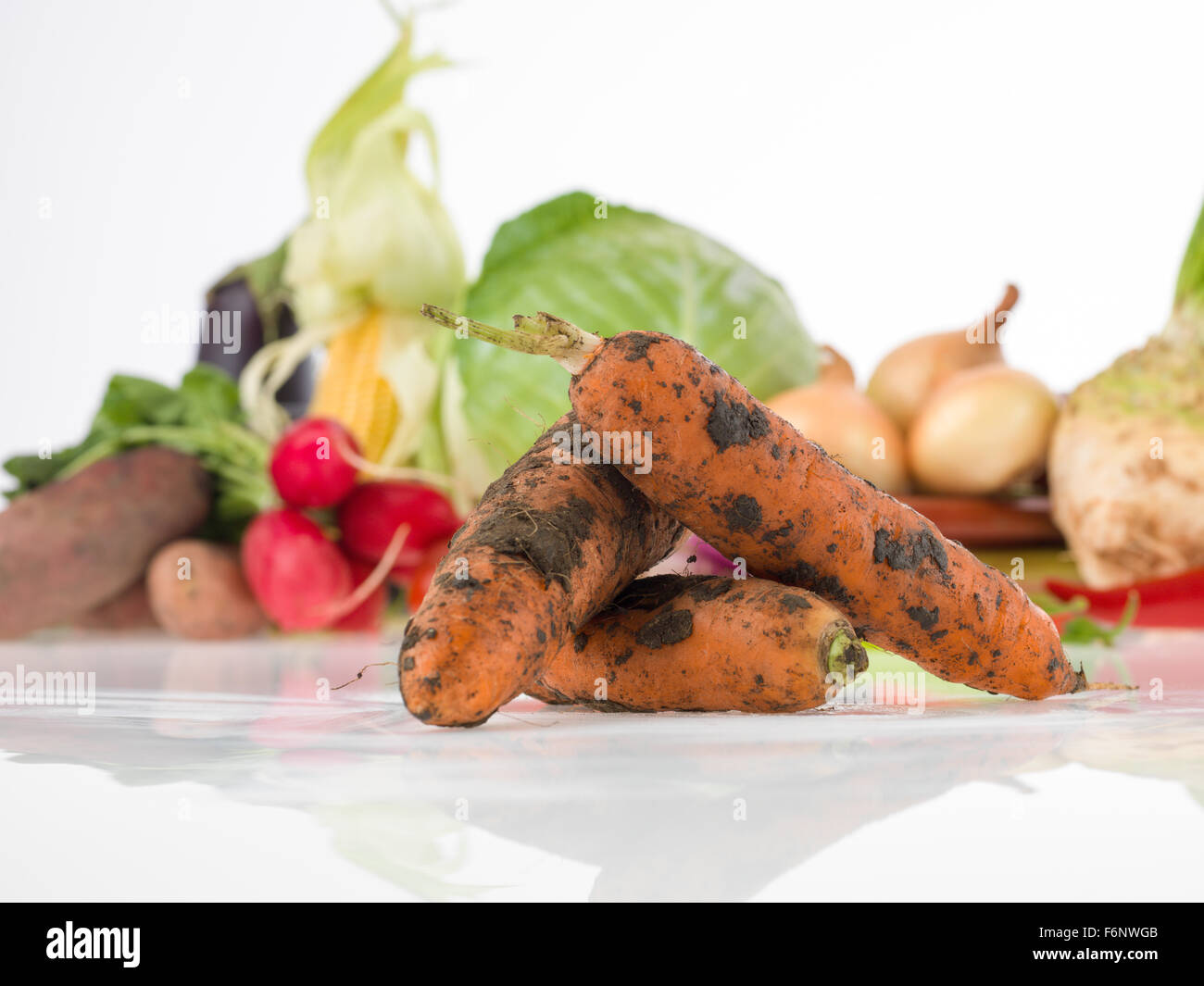 Gruppo di ortaggi sani in background e le carote in primo piano Foto Stock