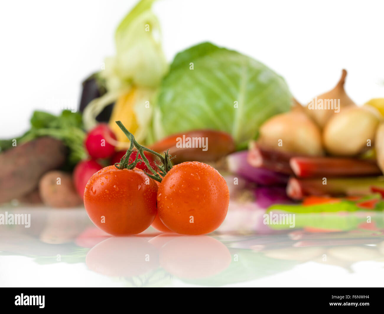 Gruppo di ortaggi sani in background e salsa di pomodoro in primo piano Foto Stock