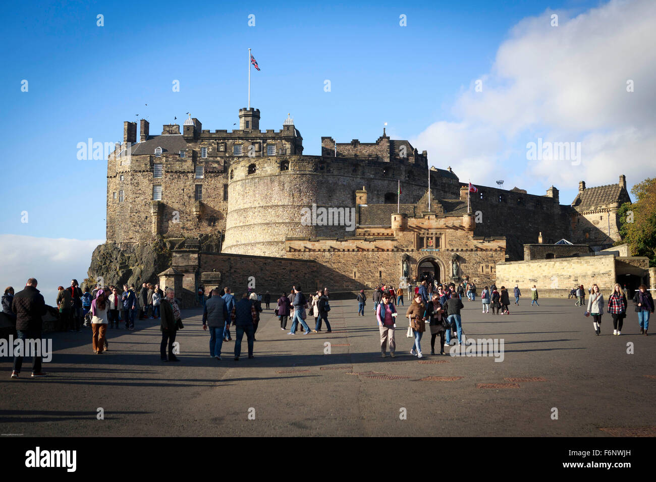 Una vista generale del Castello di Edimburgo. Passeggiate turistiche a voce al Castello di Edinburgo Foto Stock