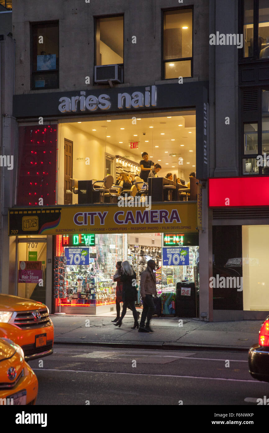 Presto la sera sulla Lexington Avenue off 57th Street a Manhattan NYC. Foto Stock