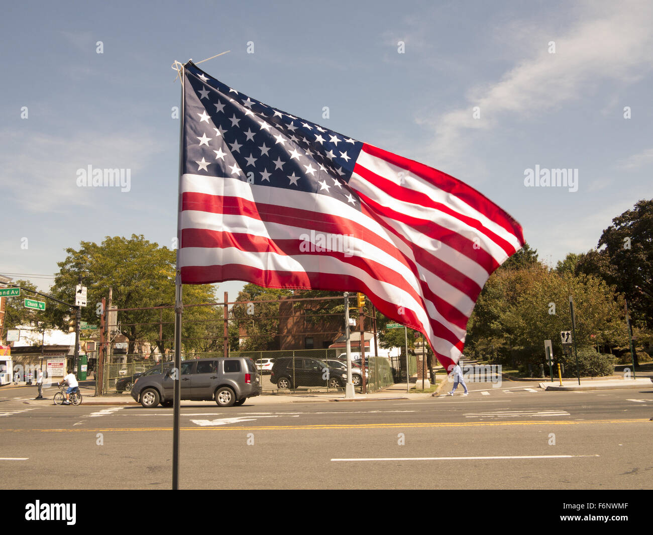 Bandiera americana onde su Coney Island Avenue a Brooklyn, New York. Foto Stock