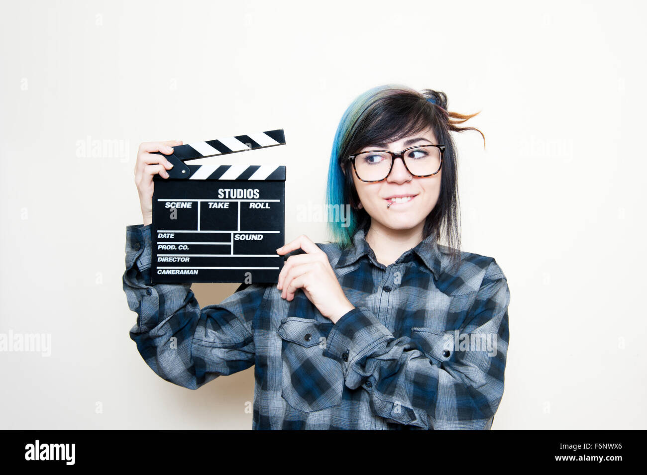 Sorridente teen donna con movie clapper board su bianco Foto Stock