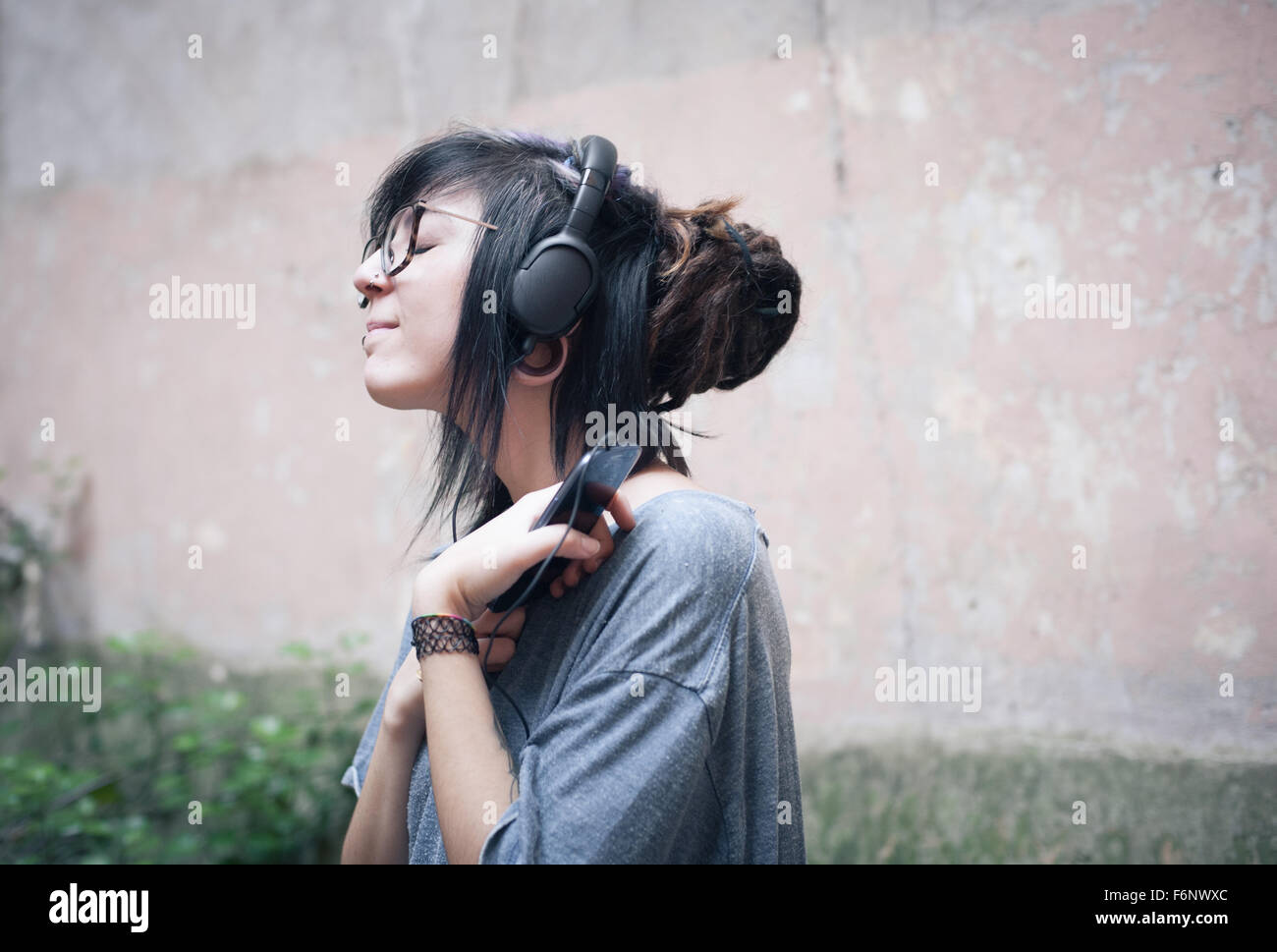 Teen donna con le cuffie ascoltando musica con profonda emozione Foto Stock