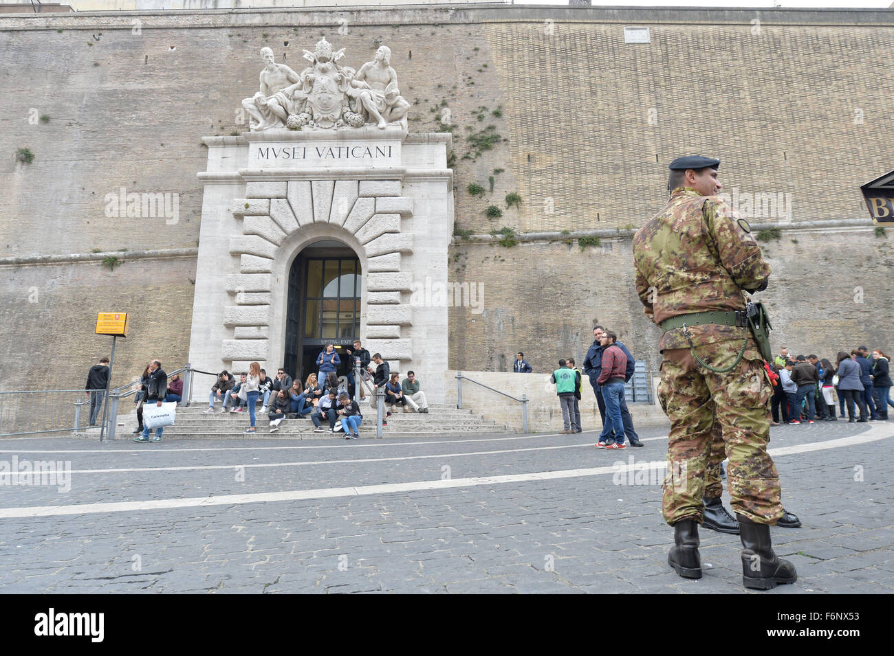 Roma, Italia. Xviii Nov, 2015. Allarme terroristico a Roma. Rafforzare le misure di sicurezza, il 18 novembre 2015 Credit: Silvia Lore'/Alamy Live News Foto Stock