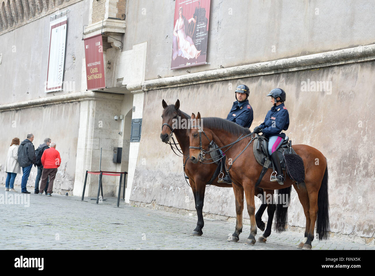 Roma, Italia. Xviii Nov, 2015. Allarme terroristico a Roma. Rafforzare le misure di sicurezza, il 18 novembre 2015 Credit: Silvia Lore'/Alamy Live News Foto Stock