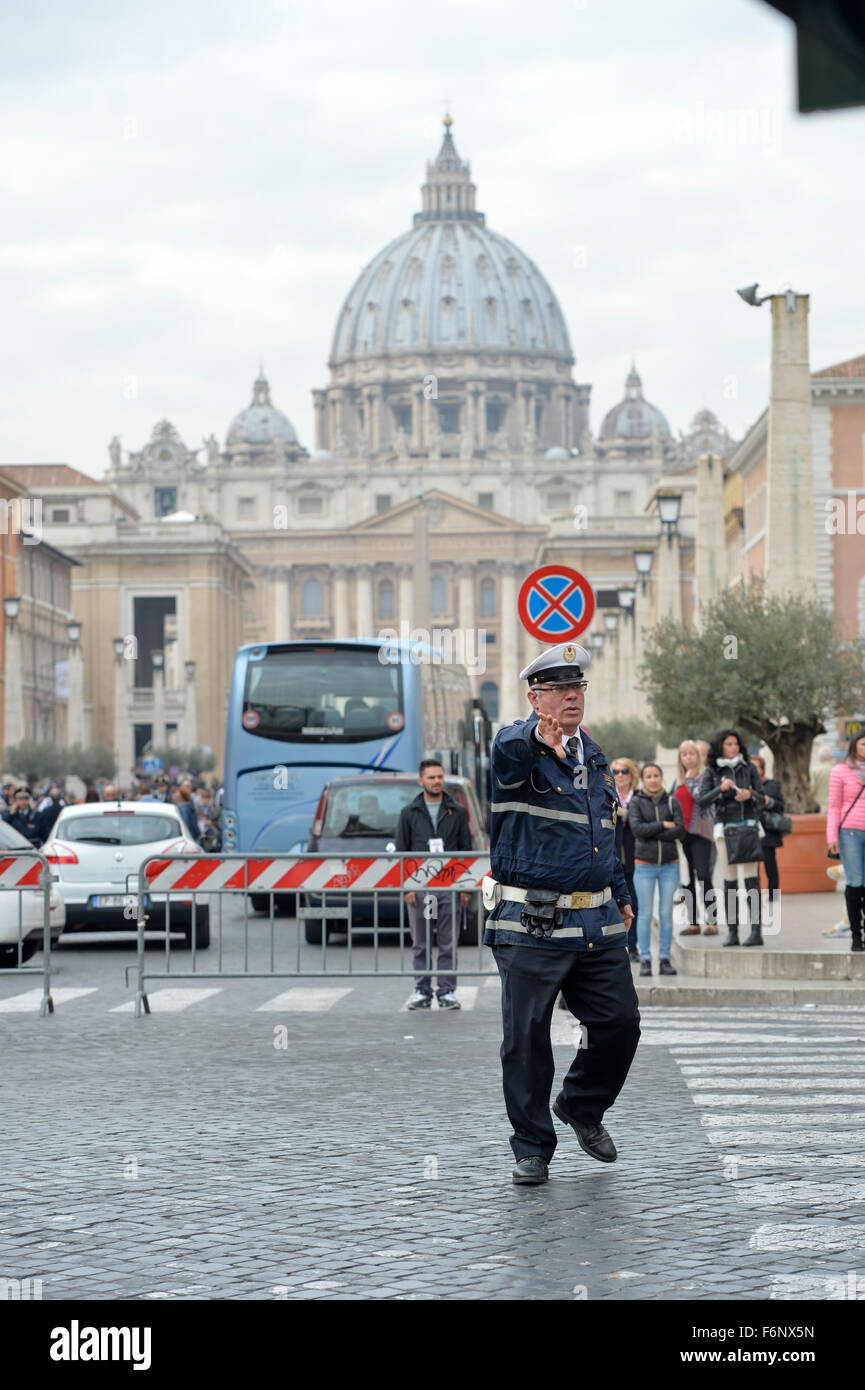 Roma, Italia. Xviii Nov, 2015. Allarme terroristico a Roma. Rafforzare le misure di sicurezza, il 18 novembre 2015 Credit: Silvia Lore'/Alamy Live News Foto Stock
