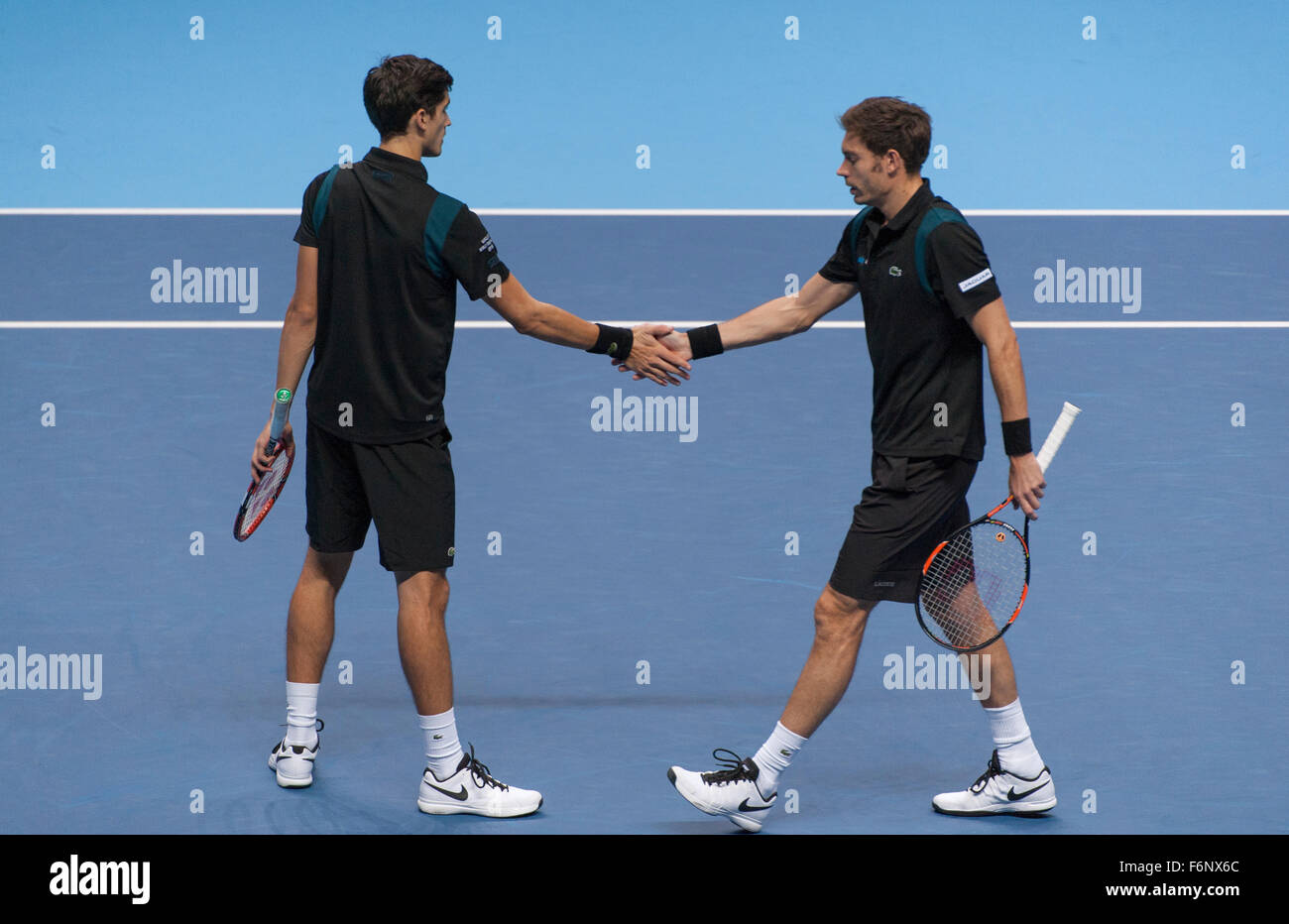 O2 Arena, Londra, Regno Unito. 18 Novembre, 2015. Barclays ATP World Tour Finals. Pierre-Hughes Herbert (FRA) e Nicolas MAHUT (FRA) vs Marcin Matkowski (POL) e Nenad Zimonjic (SRB) nel giorno 4 doubles match. Credito: sportsimages/Alamy Live News Foto Stock