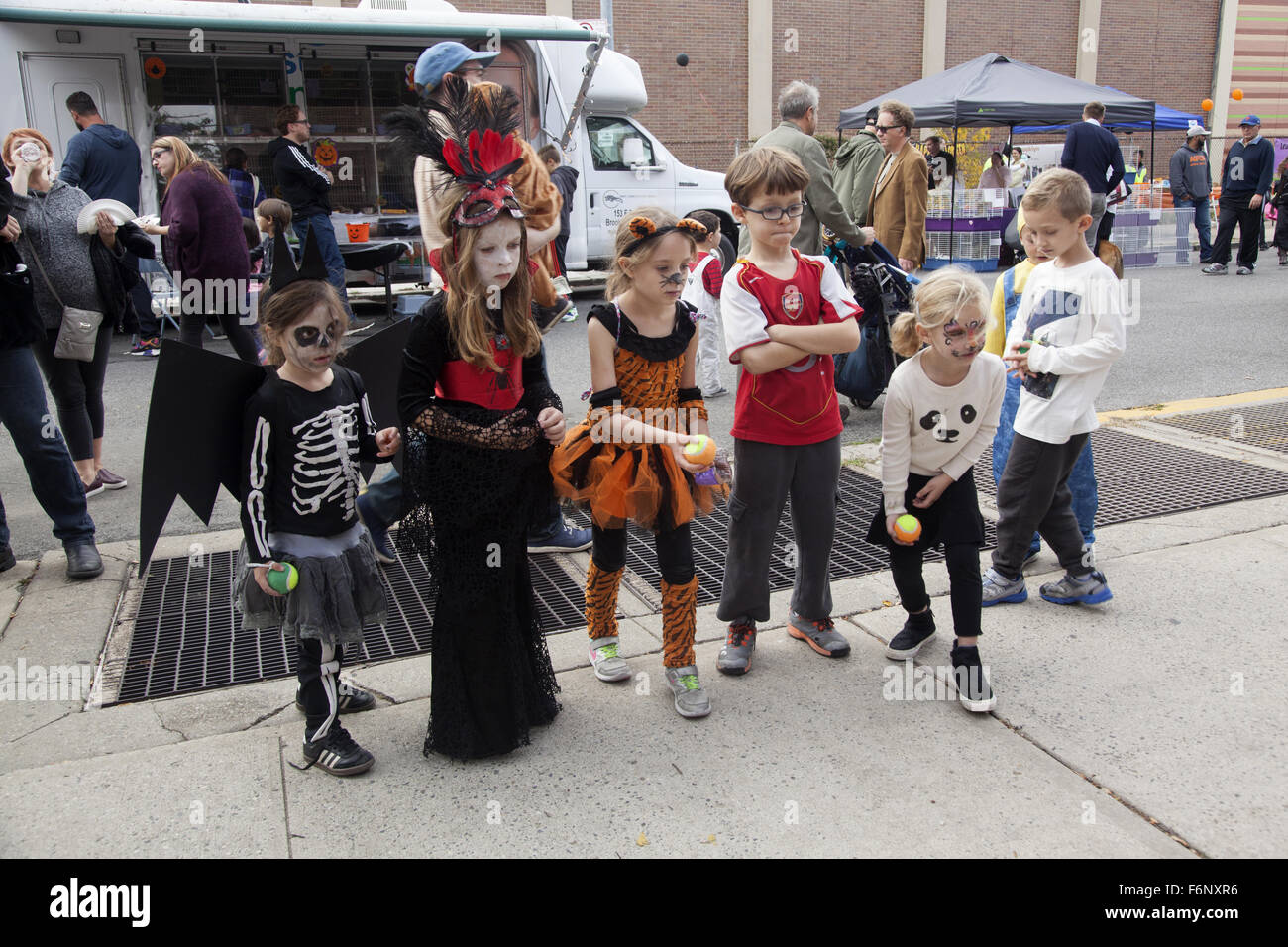I bambini giocano a un gioco a un quartiere festa di Halloween in Windsor Terrace, Brooklyn, New York. Foto Stock