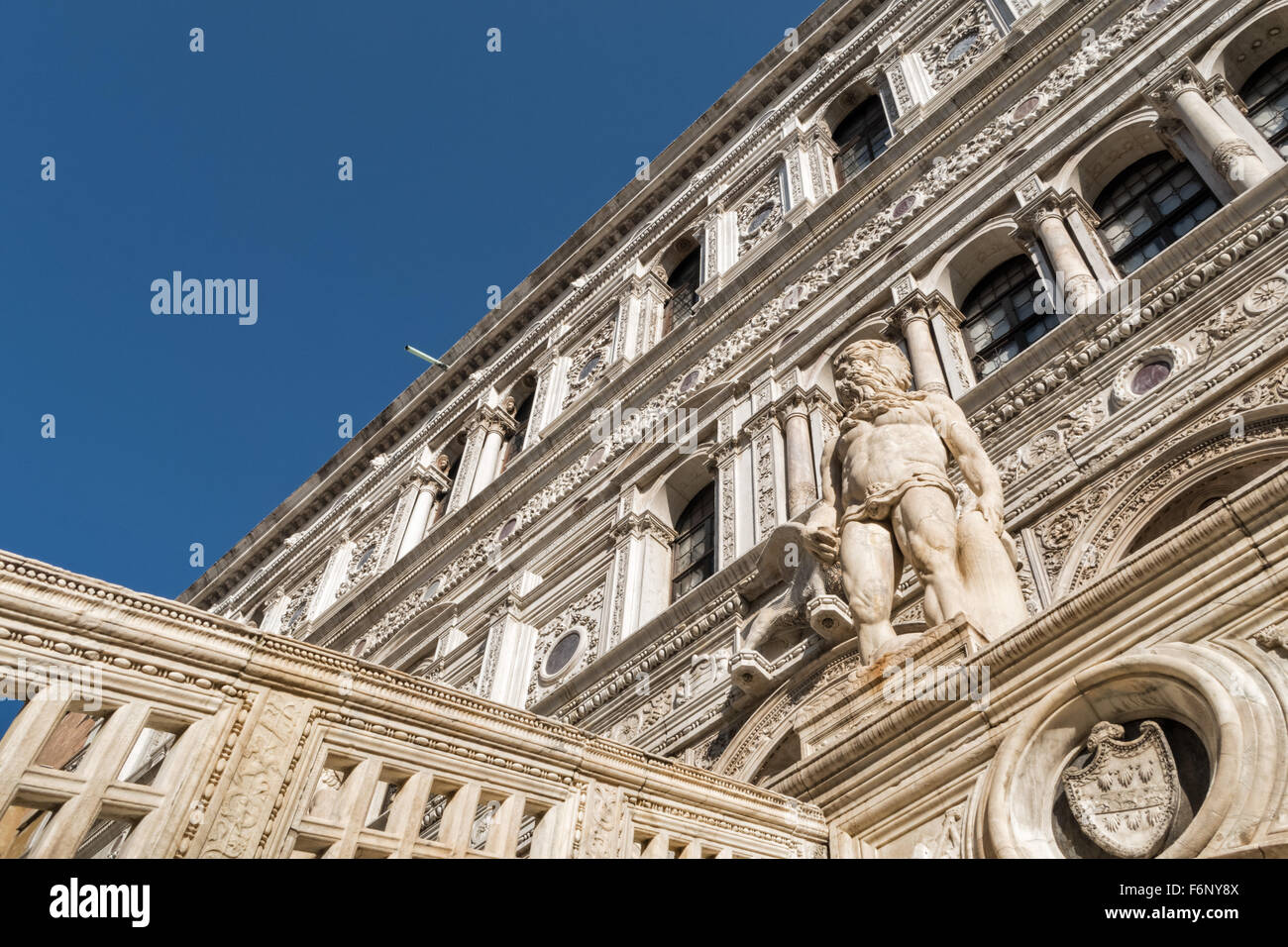 Dettagli dello scalone nel cortile di Palazzo Ducale in piazza San Marco, San Marco, Venezia. Foto Stock