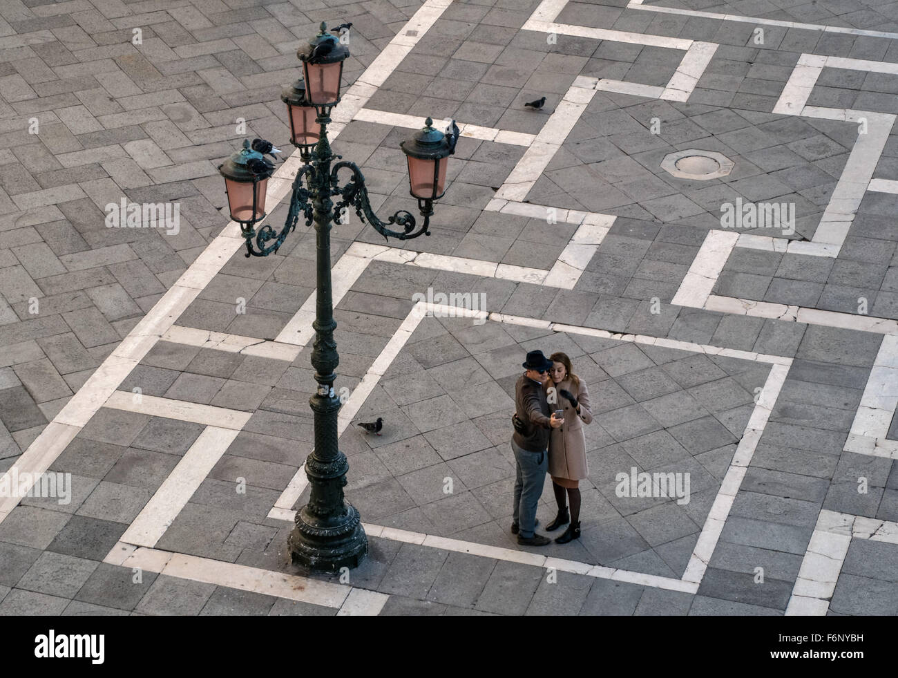 Paio di posa per una selfie a Piazza San Marco, San Marco, Venezia Italia. Foto Stock