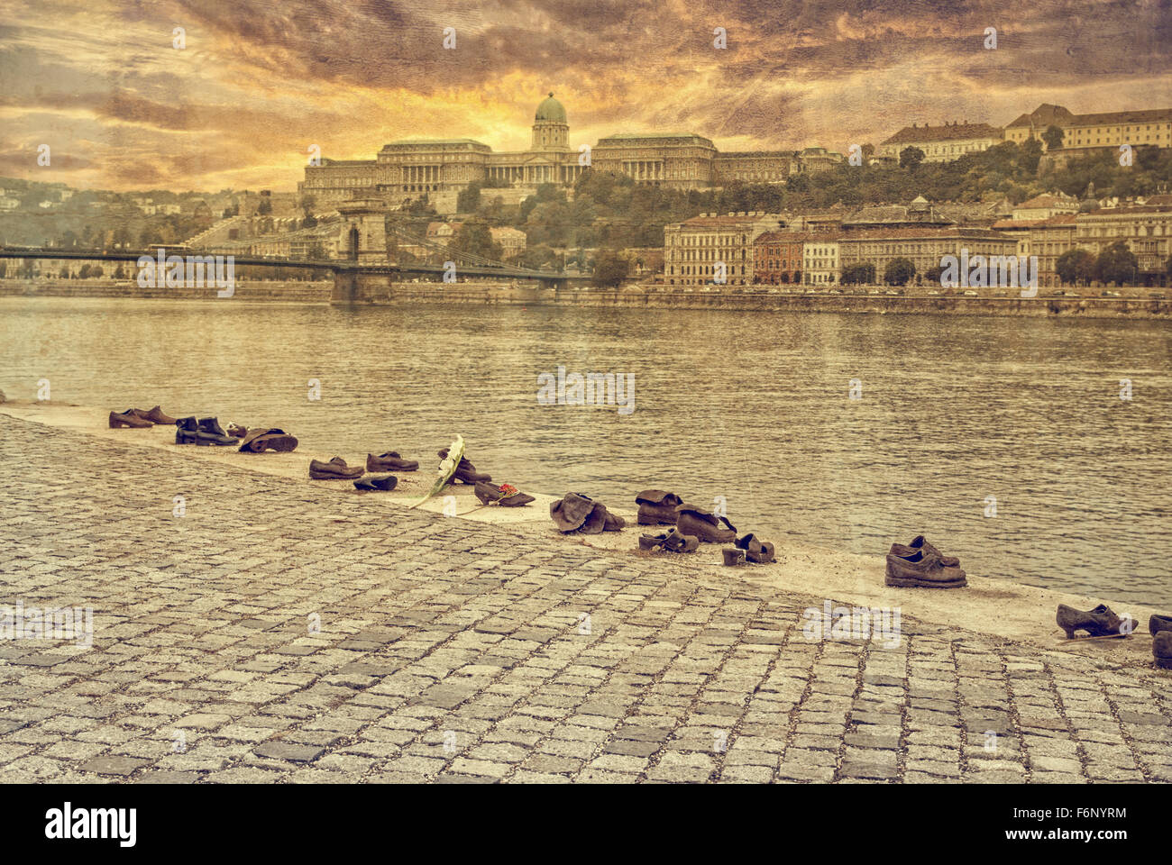 BUDAPEST, Ungheria - 12 ottobre: scarpe di ferro memoriale al popolo ebraico eseguito WW2 a Budapest Ungheria il 12 ottobre 2015 Foto Stock